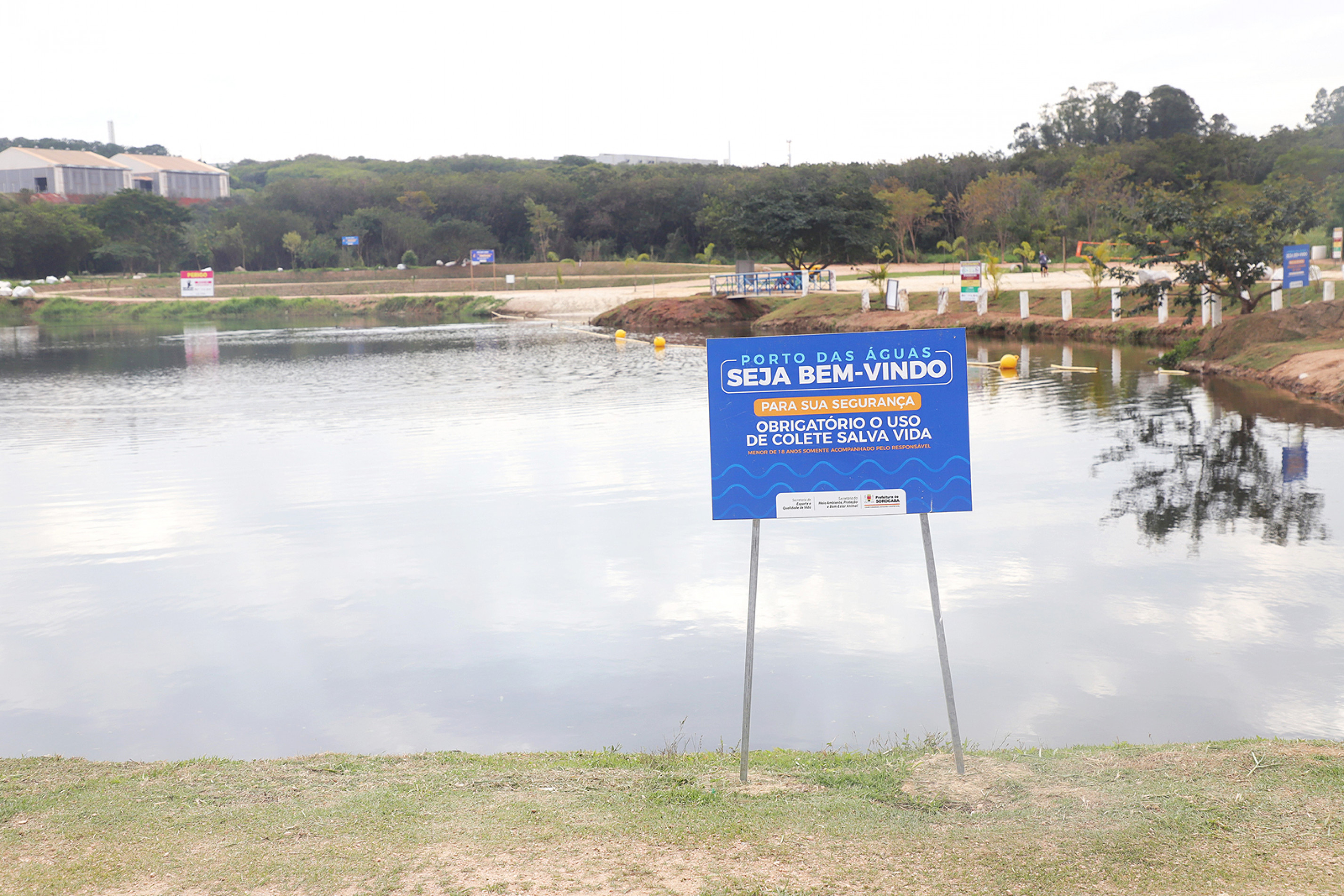 Há placas no Parque Porto das Águas alertando sobre o uso de colete salva-vida para quem entrar no lago
