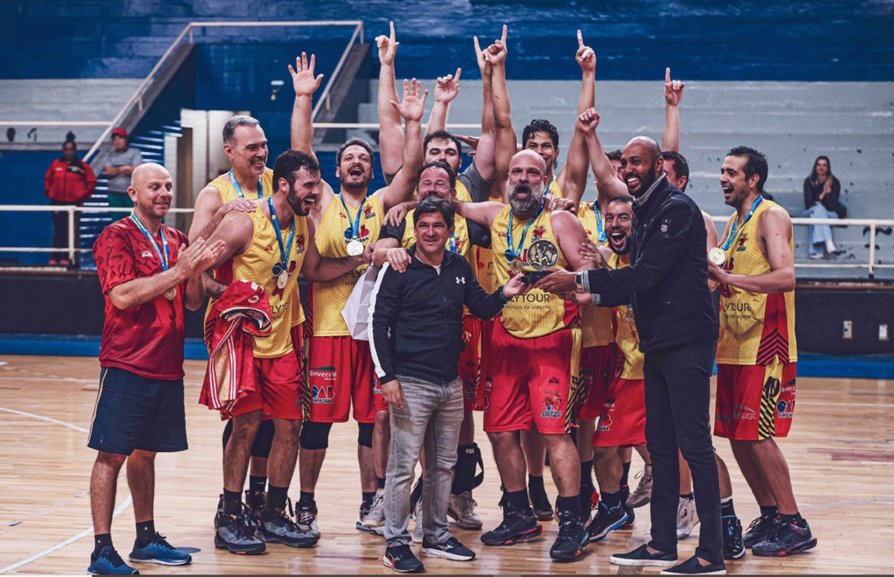 Jogadores comemoram com o secretário de Esportes Vitor Mosca