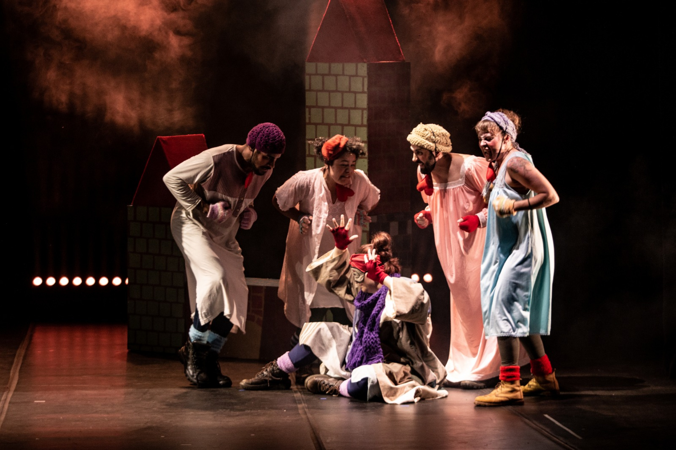 A classificação indicativa da peça é livre, com a proposta de dialogar com todas as idades de forma cômica e lúdica