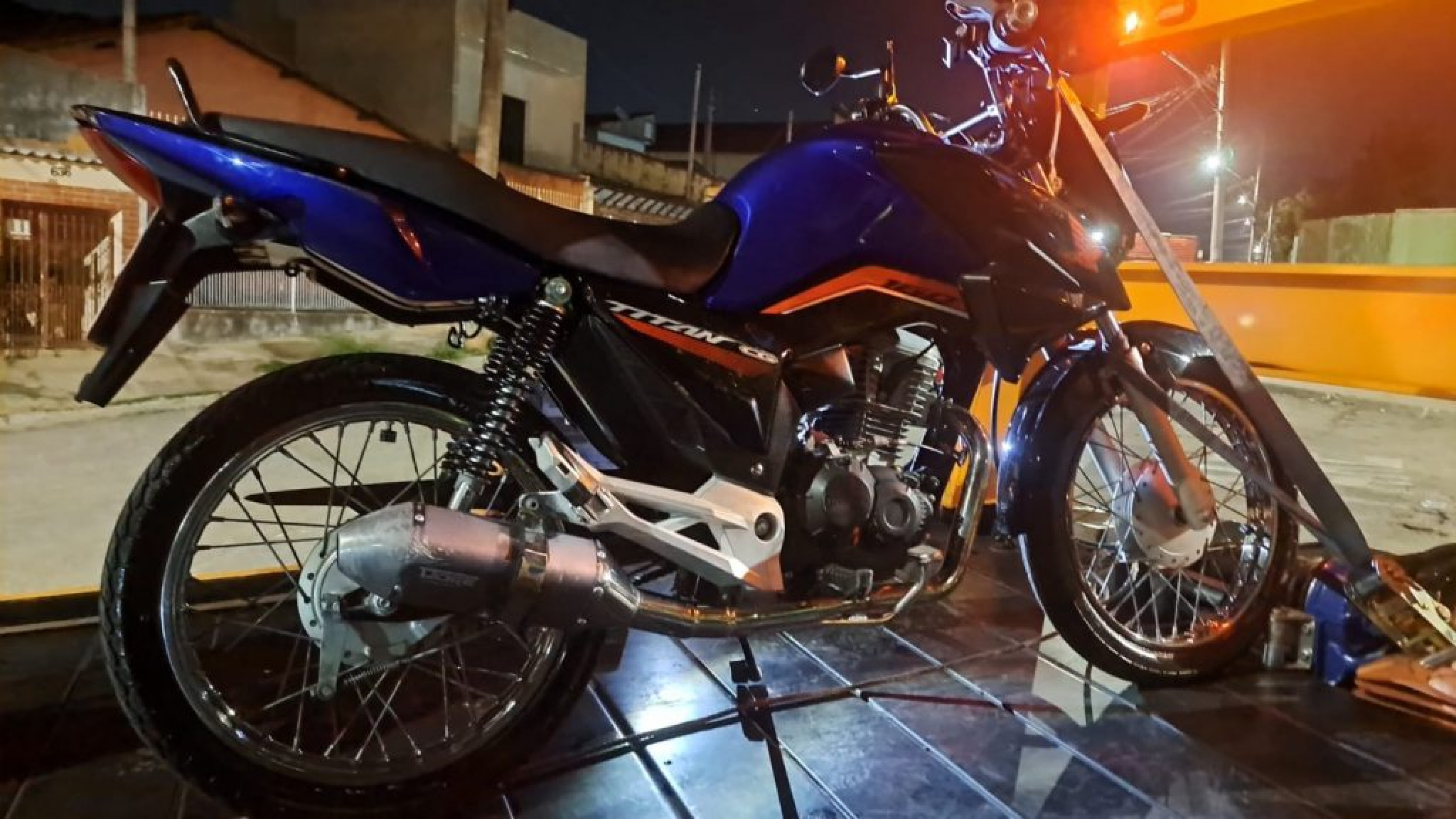 A moto foi guinchada e removida para o pátio de apreensão