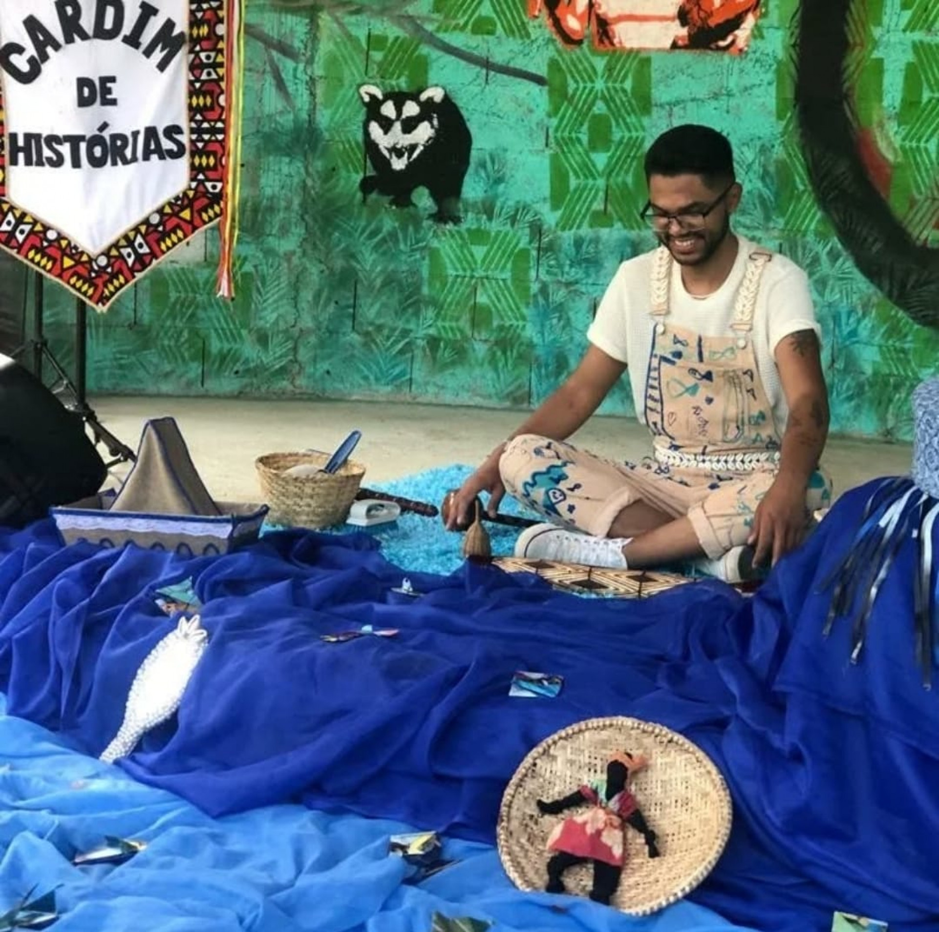 A contação de história é conduzida por Jhonatan Cardim Siqueira