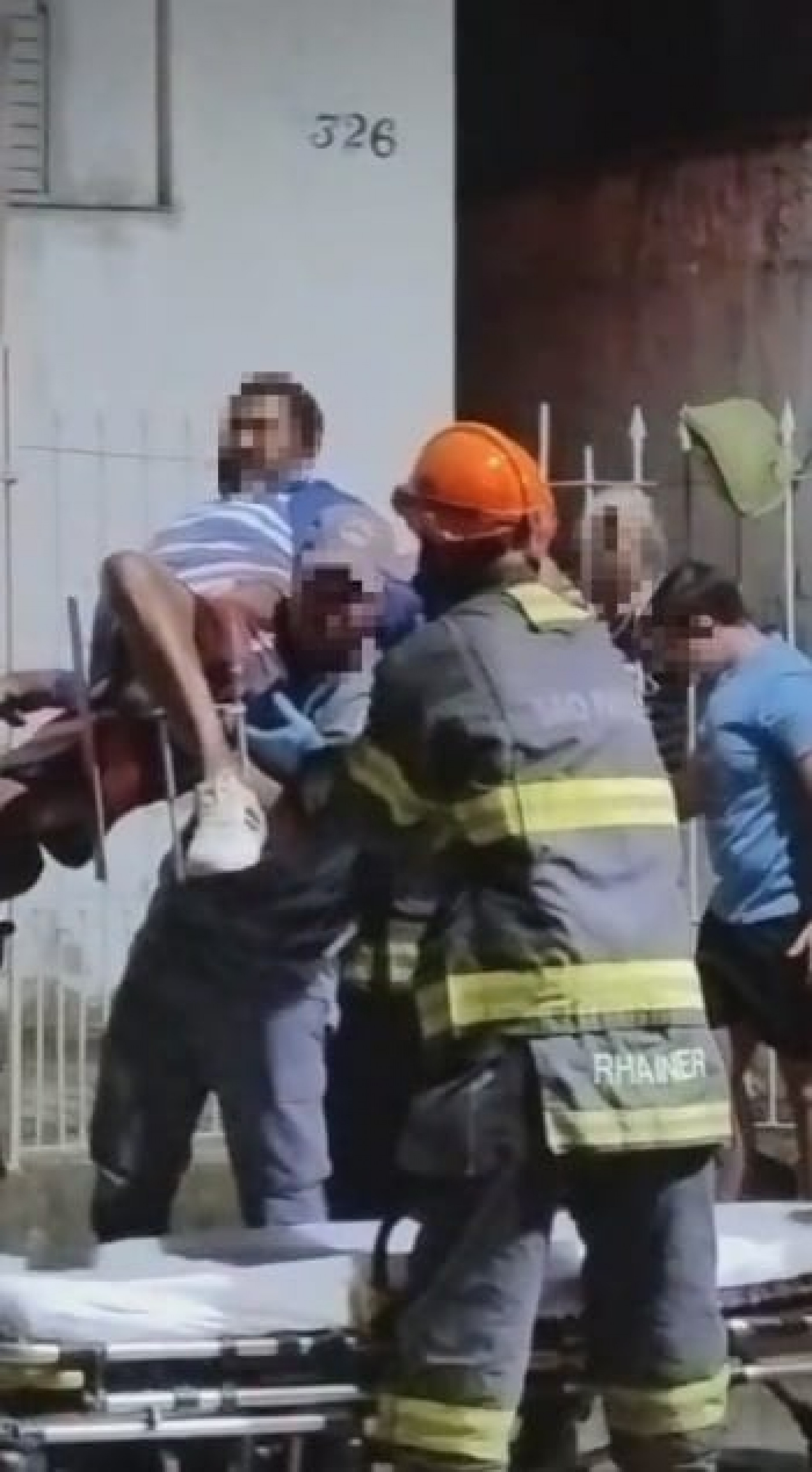 Uma parte do portão teve que ser cortada para evitar hemorragia 