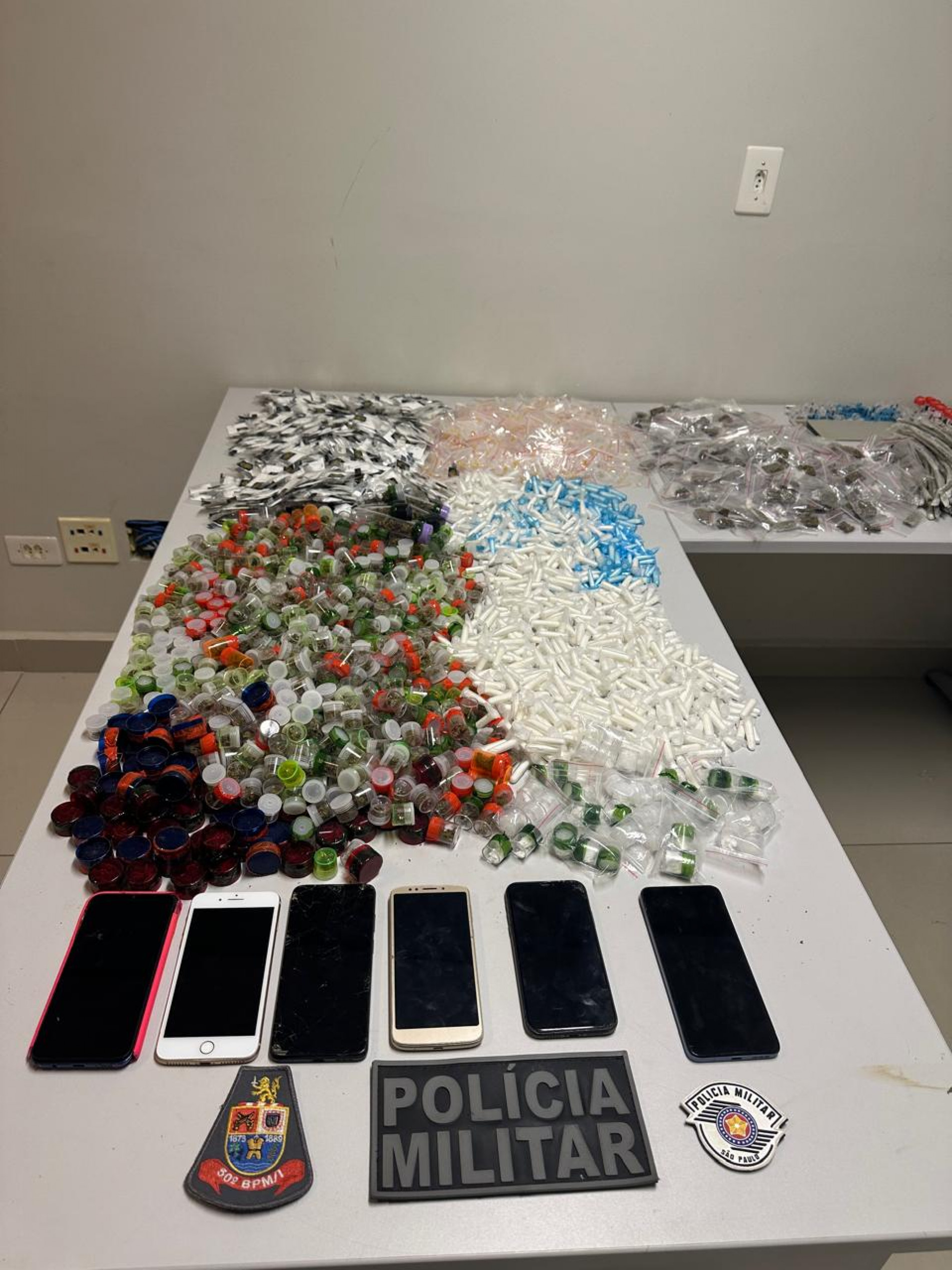 Dentro do carro abandonado, os policiais encontraram uma grande quantidade de drogas, diversos celulares e um documento de identidade