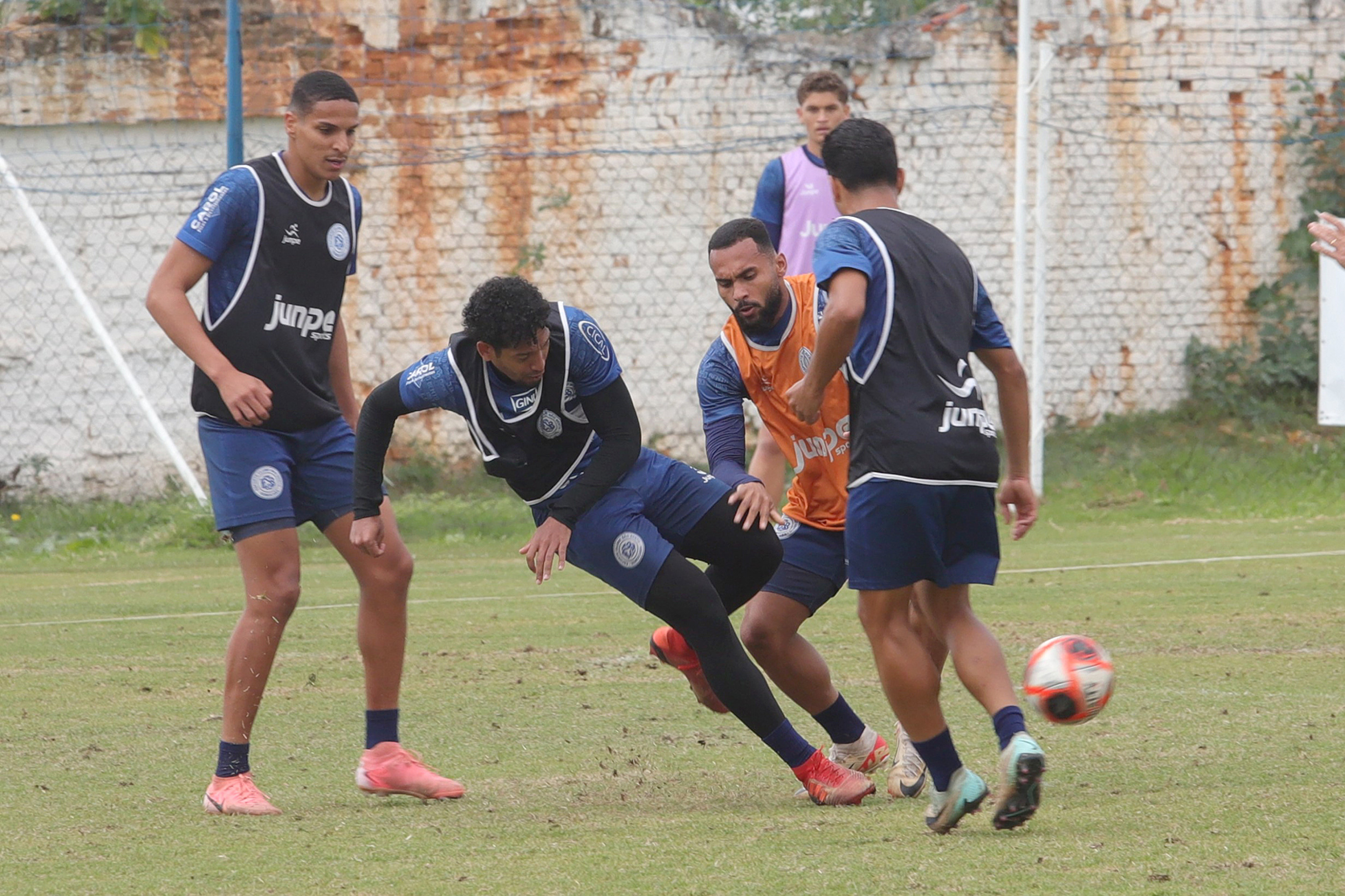 No CT Humberto Reale, jogadores fazem trabalho em espaço reduzido de aproximação e passes 
