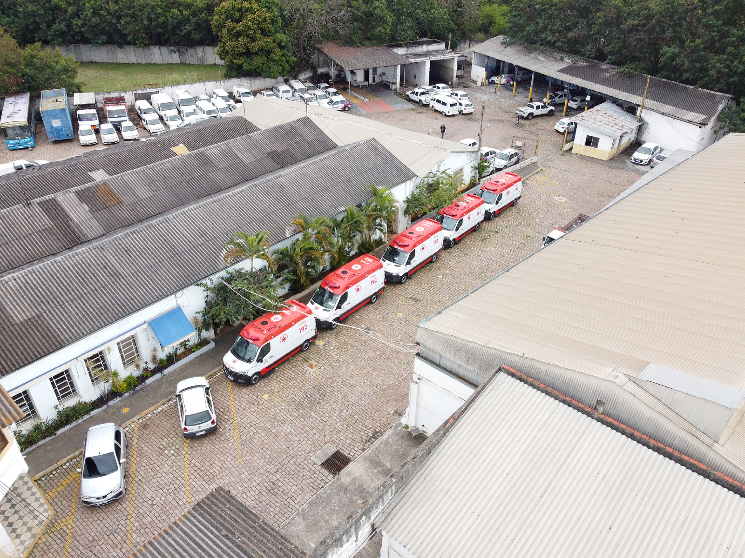 Carros do Samu parados em pátio na rua Xavier de Toledo: 
atendimento de urgência e emergência comprometido
