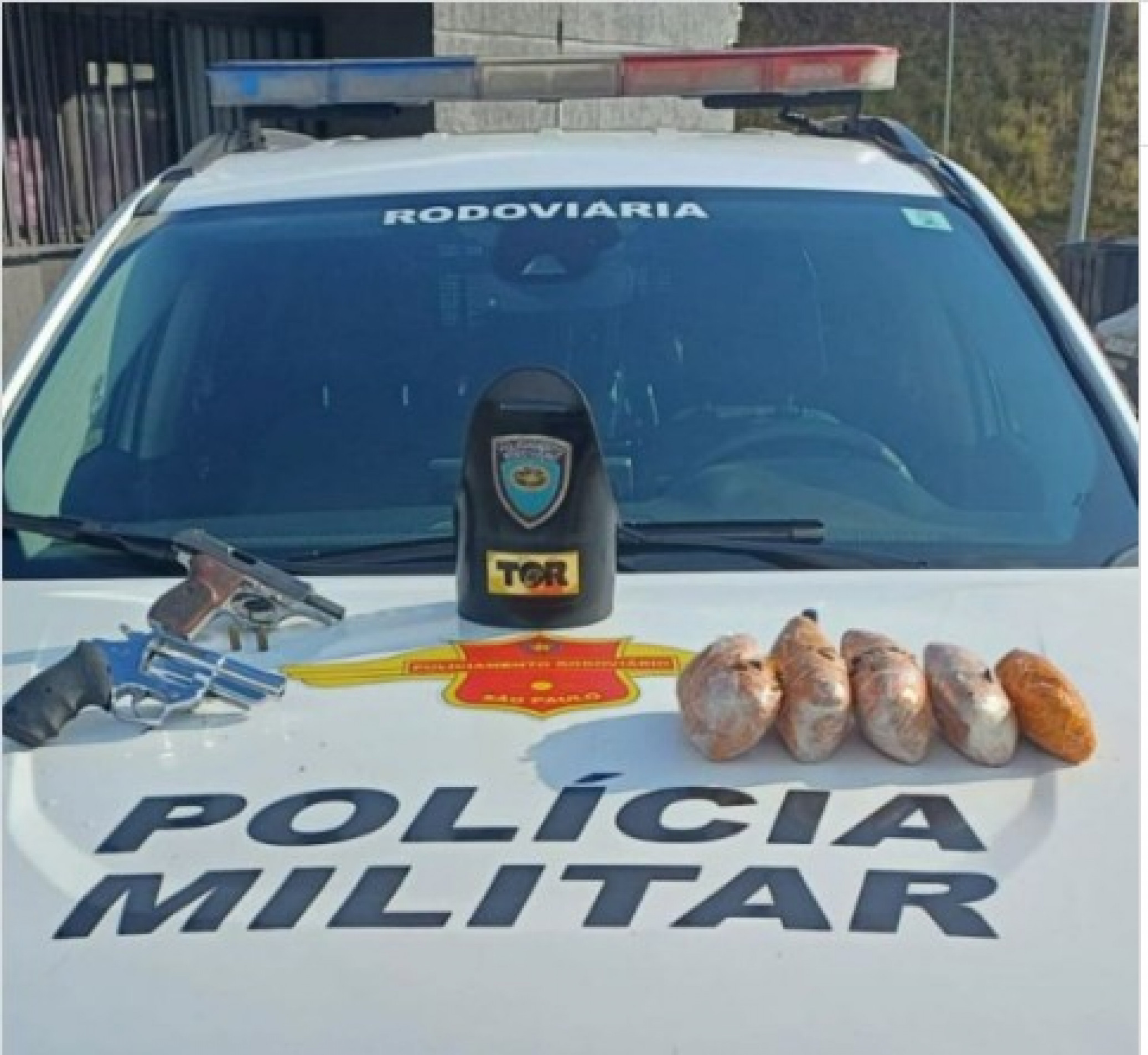 Com a dupla, polícia encontrou pistola, revólver, munições e mais de um quilo de haxixe