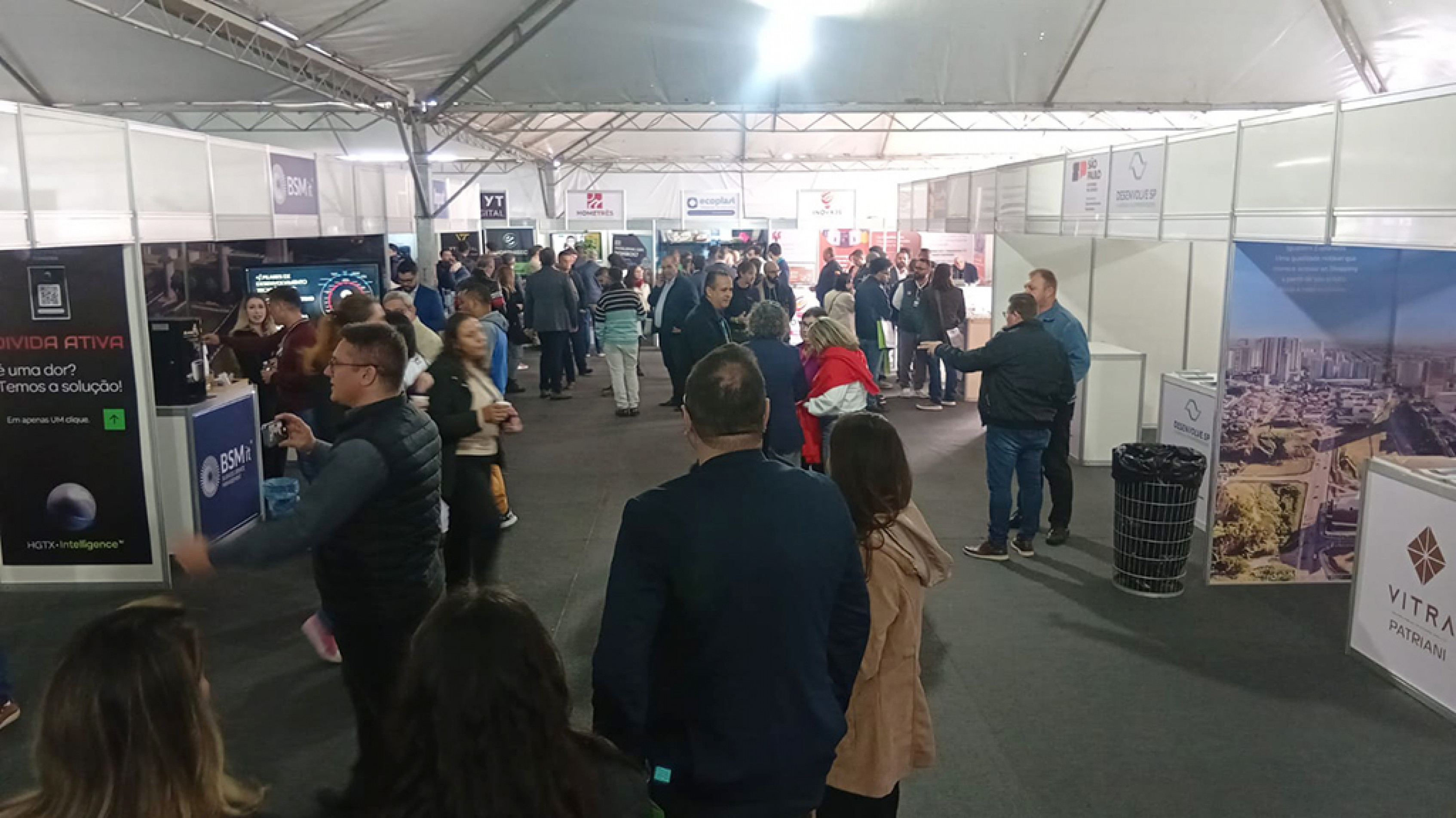 Programação inclui troca de experiências entre os participantes, além de estandes e painéis, com diversos temas que fazem parte do dia a dia das cidades
