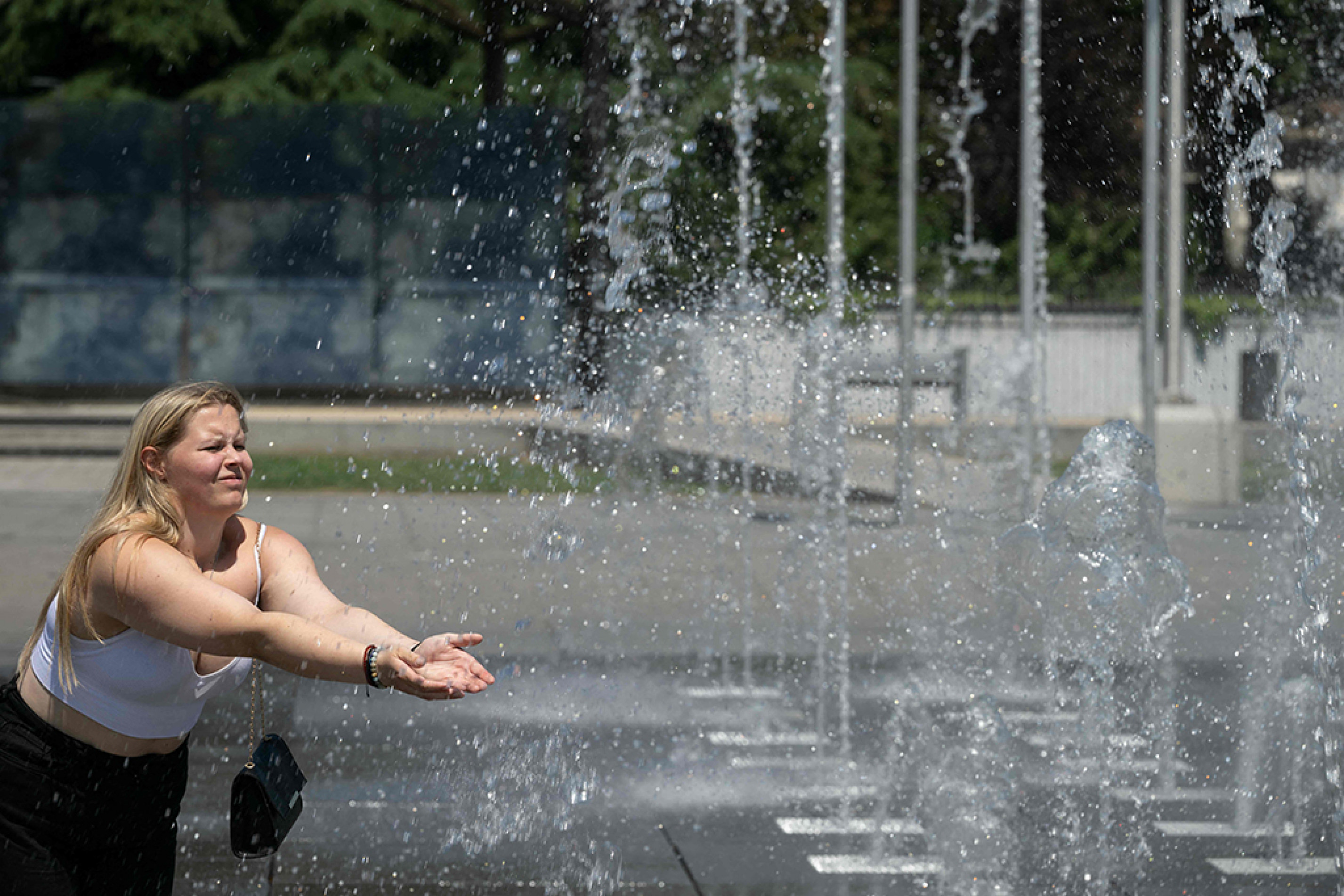 Turistas se refrescaram nas fontes de praças de Paris 
