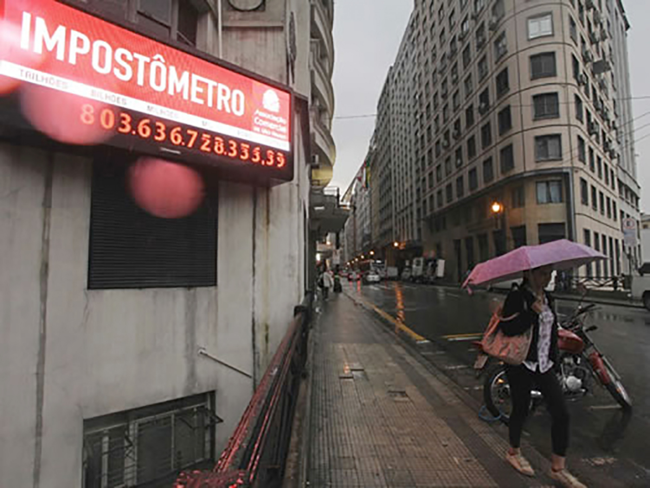 Painel do Impostômetro fica na cidade de SP
