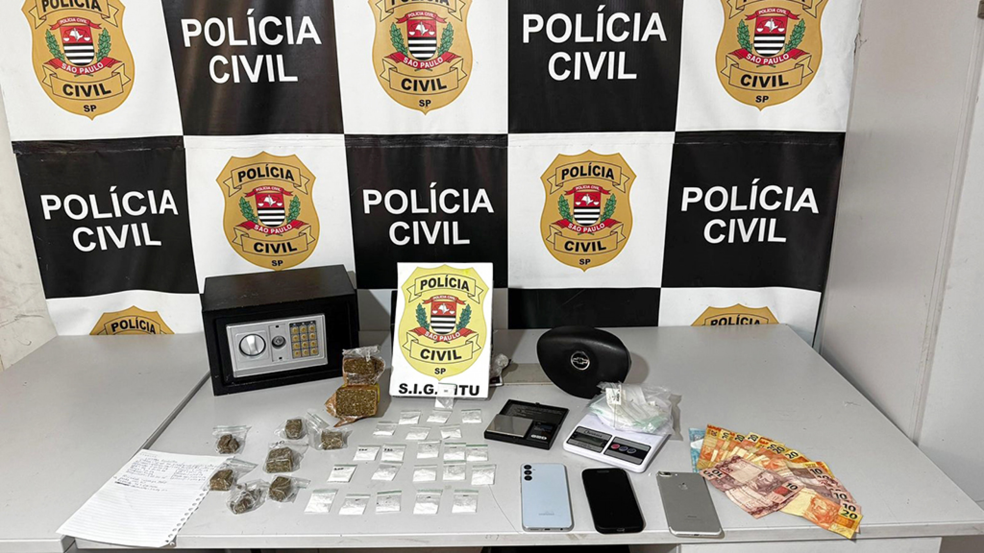 Balanças de precisão, celulares e outros itens costumam acompanhar as apreensões de drogas
