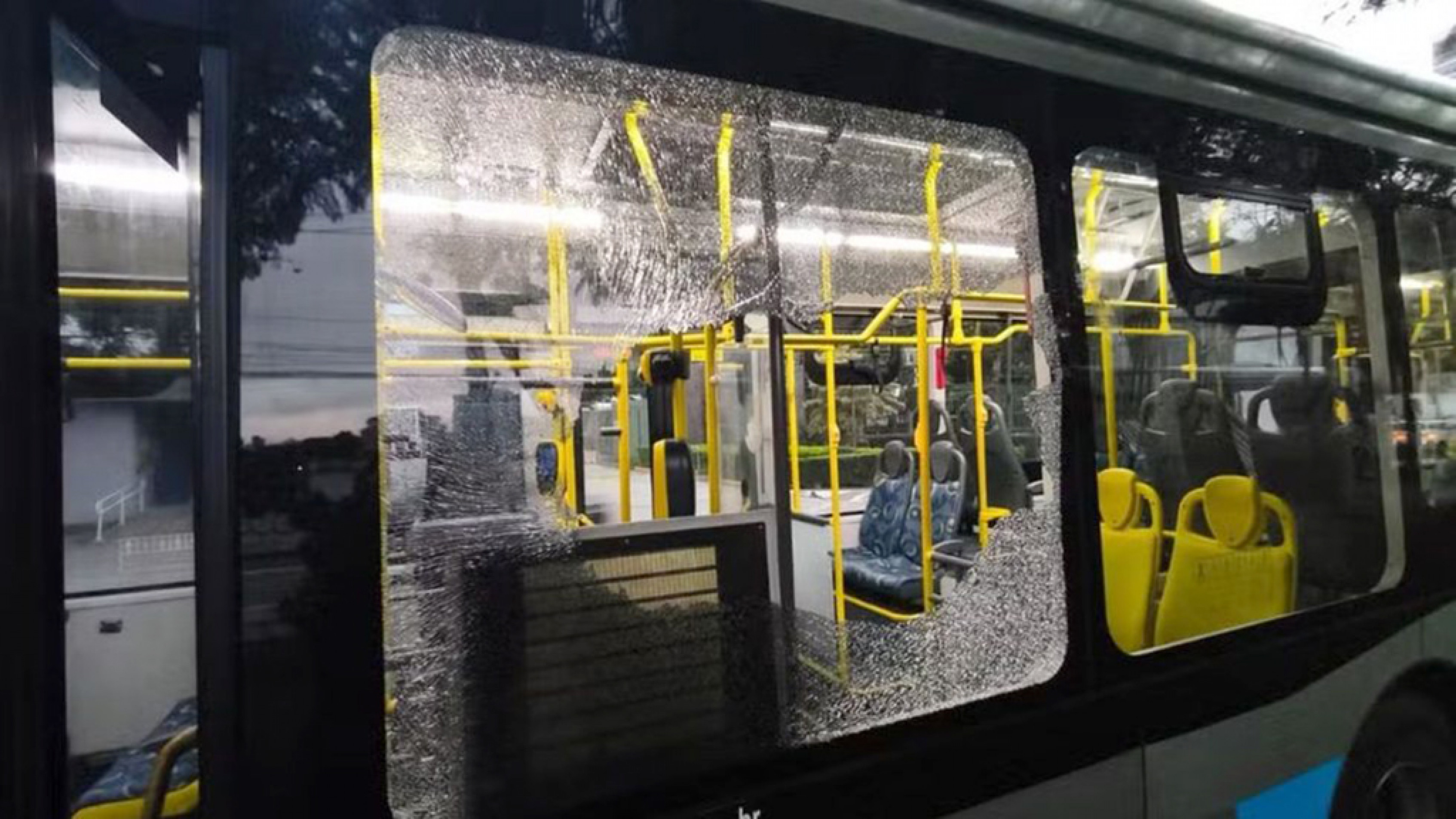 Veículos e pontos são atacados a pedradas na zona sul 
