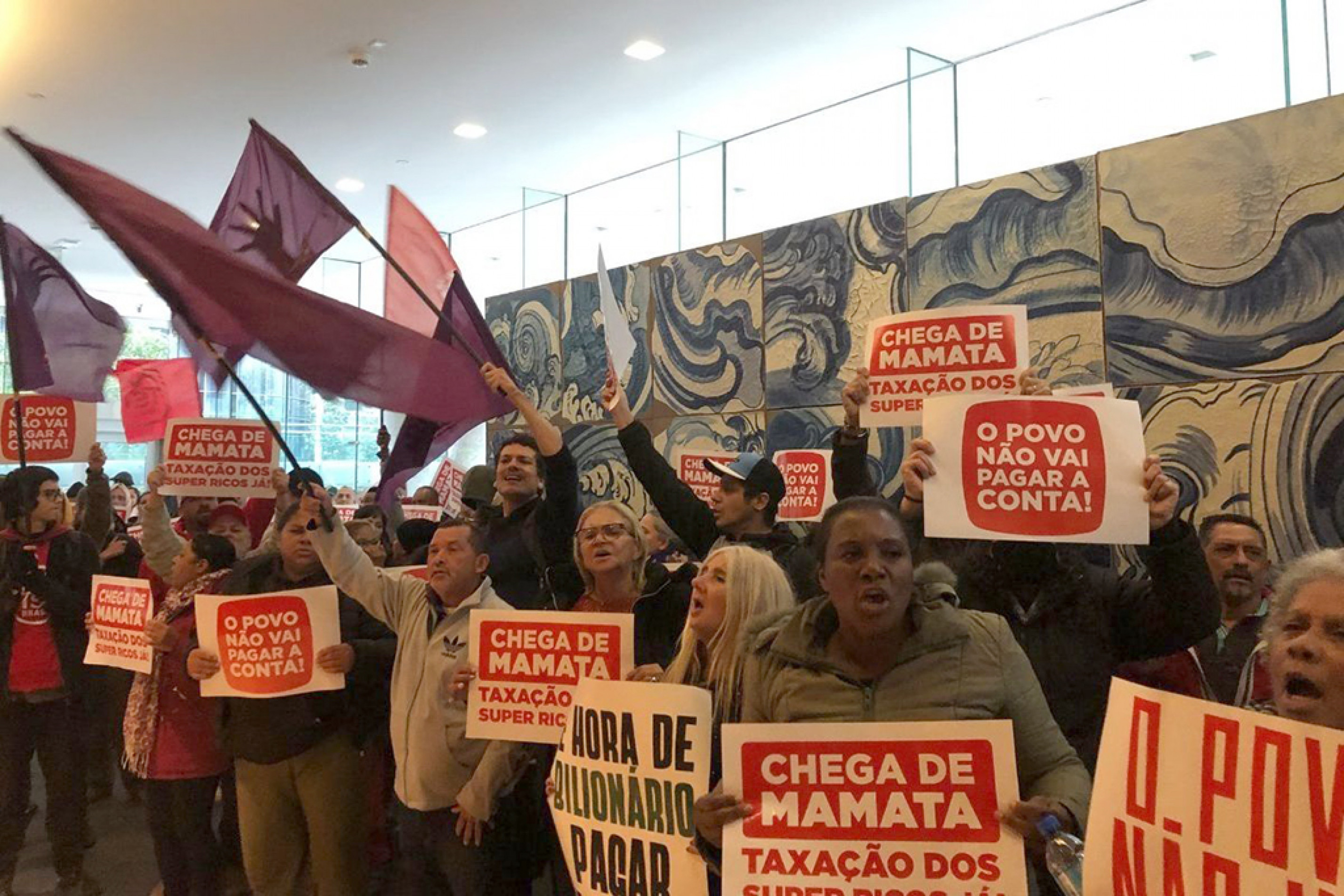 Grupos levaram cartazes pedindo taxação de super-ricos
