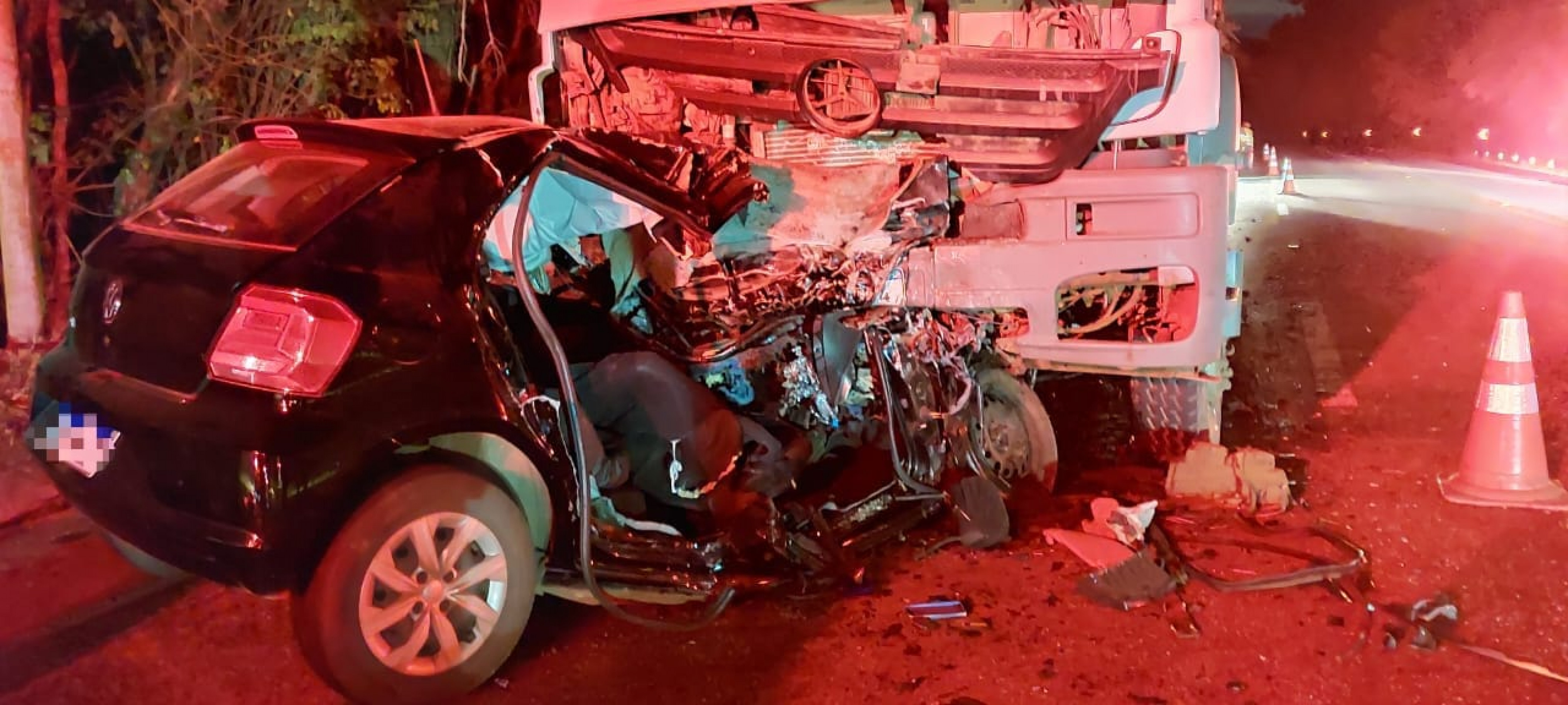 A Polícia Científica identificou o condutor do carro. O passageiro, até o fechamento desta edição, não havia sido identificado