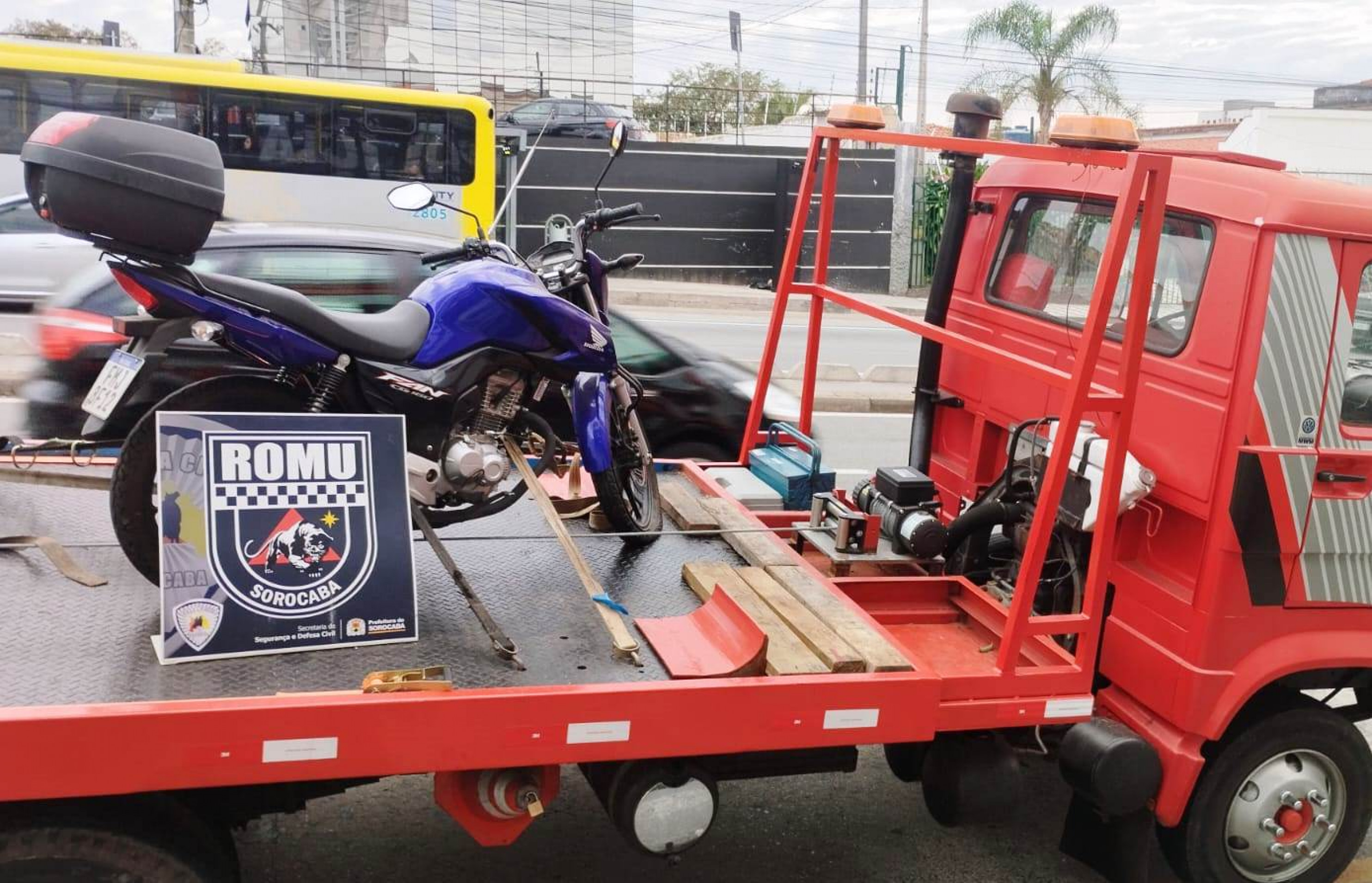 O veículo estava com todos os elementos de identificação intactos e o hodômetro indicava 679 quilômetros rodados