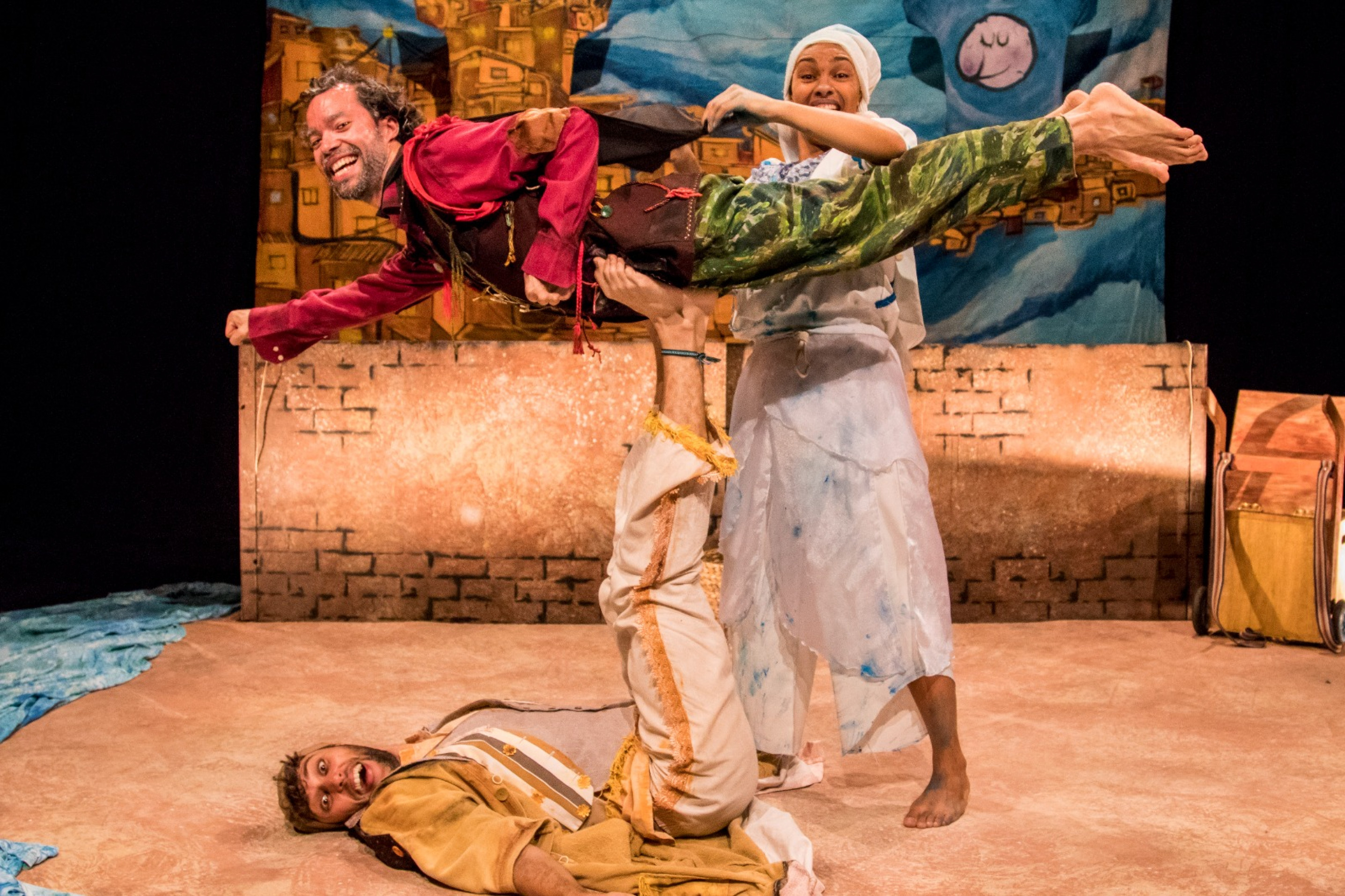 A peça é encenada pelo trio de atores-palhaços Emiliano Favacho, Felipe Michelini e Mariá Guedes