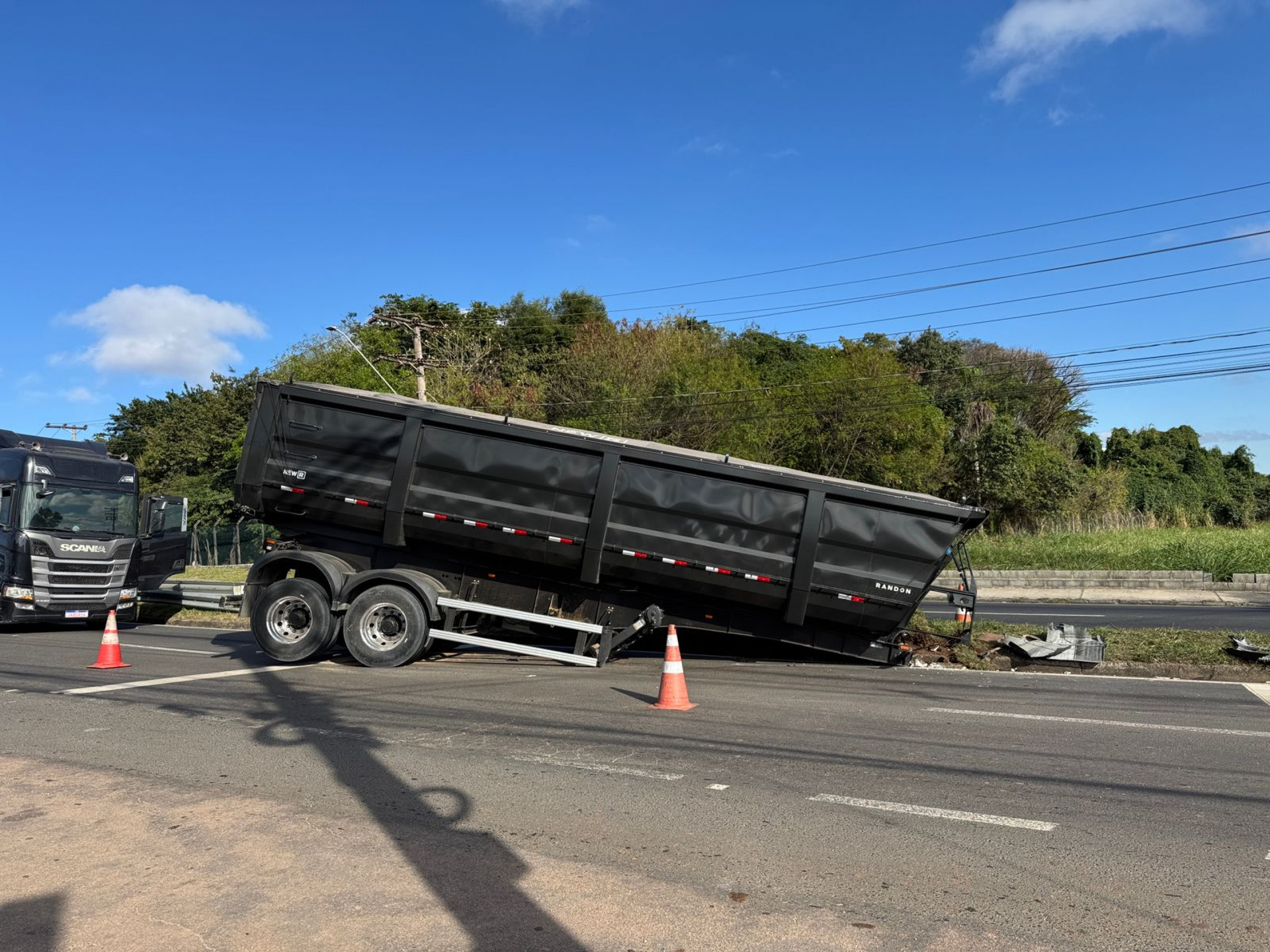 Uma equipe de agente de trânsito interditou uma das vias e aguardam a empresa responsável para a retirada do veículo