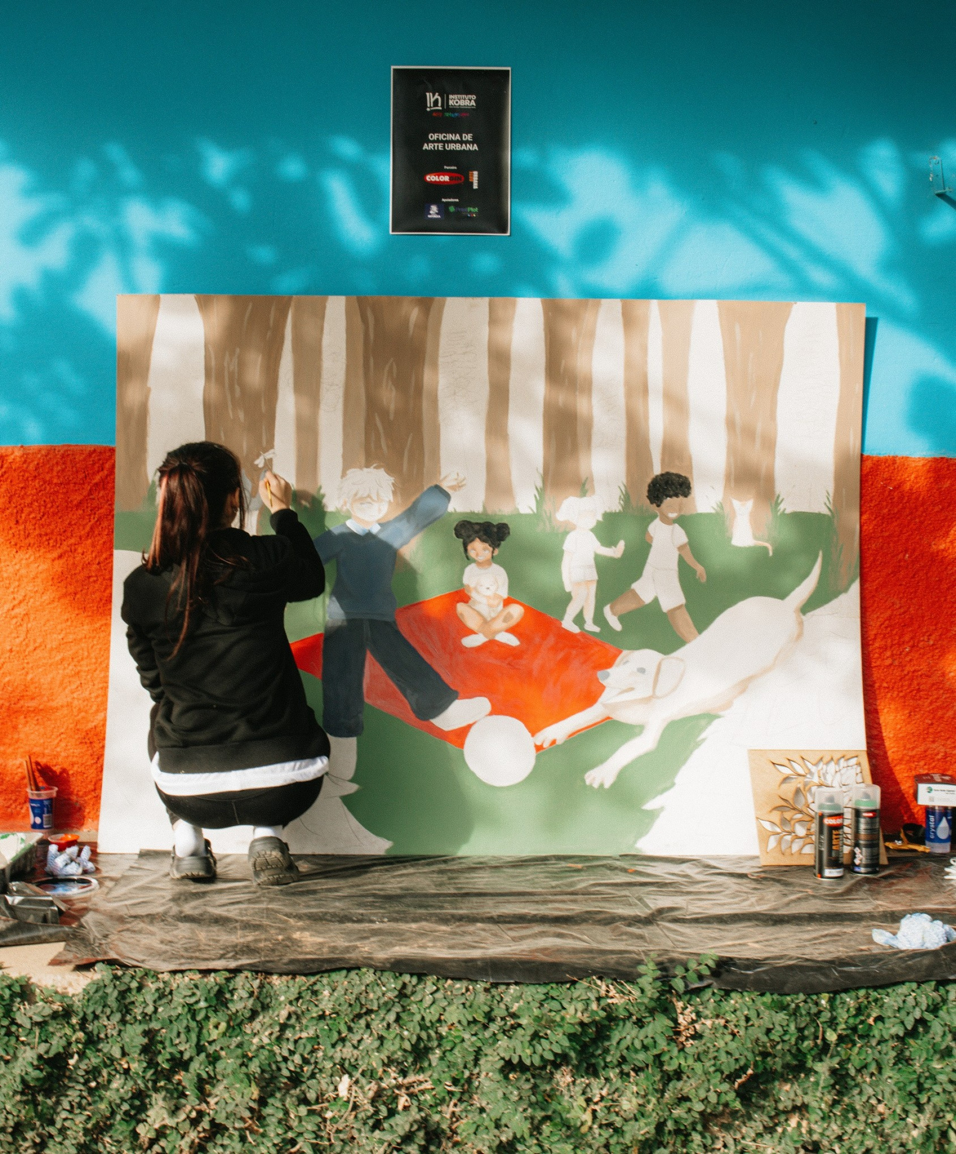 Para a produção, os professores ensinaram diferentes técnicas e utilizaram materiais adaptados por faixa etária, como tinta acrílica, stencil, pincéis, rolos e spray