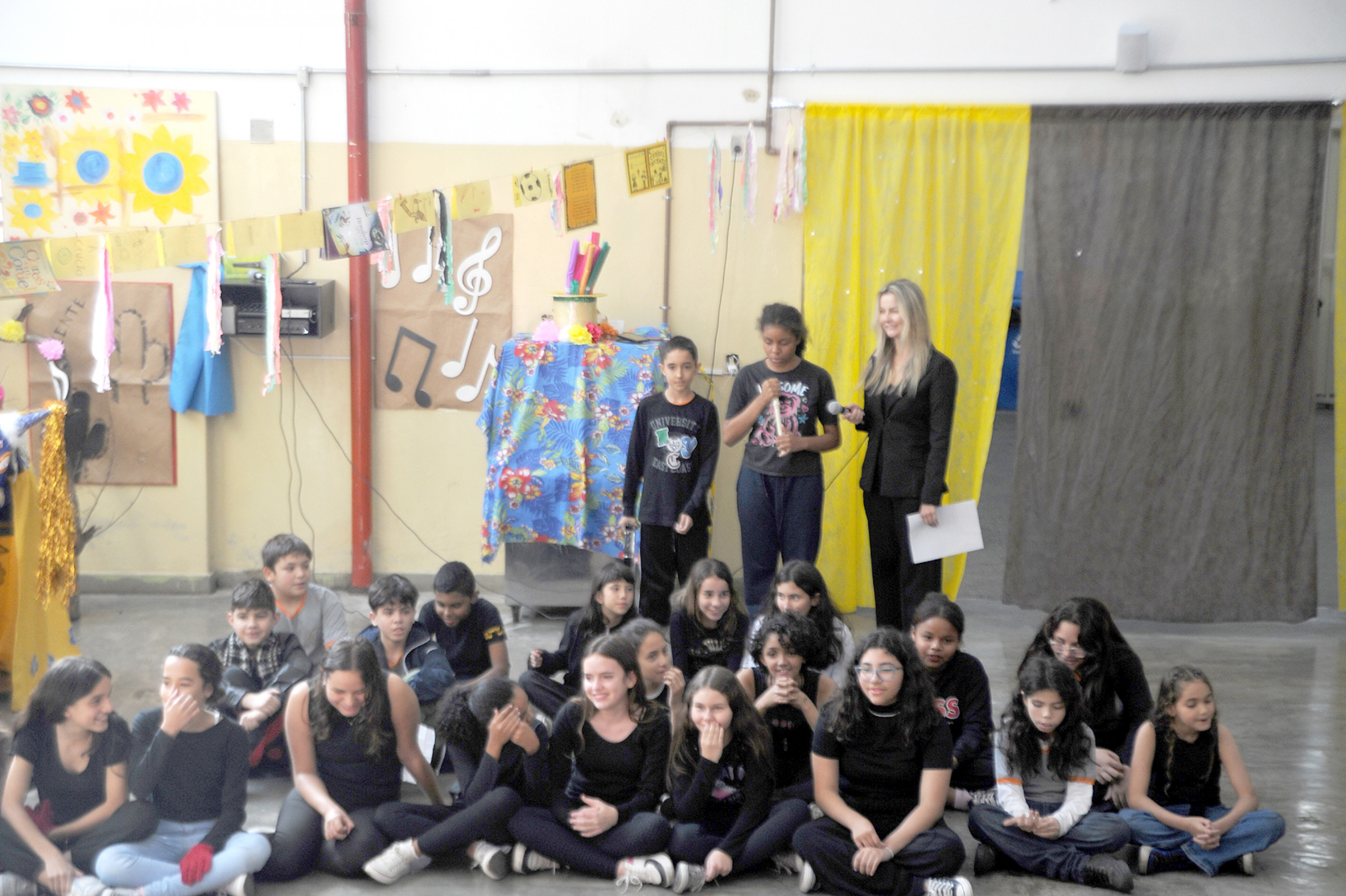 Durante o projeto, os alunos exploraram diferentes formas de expressão, como poesia, dança, música, repente e teatro