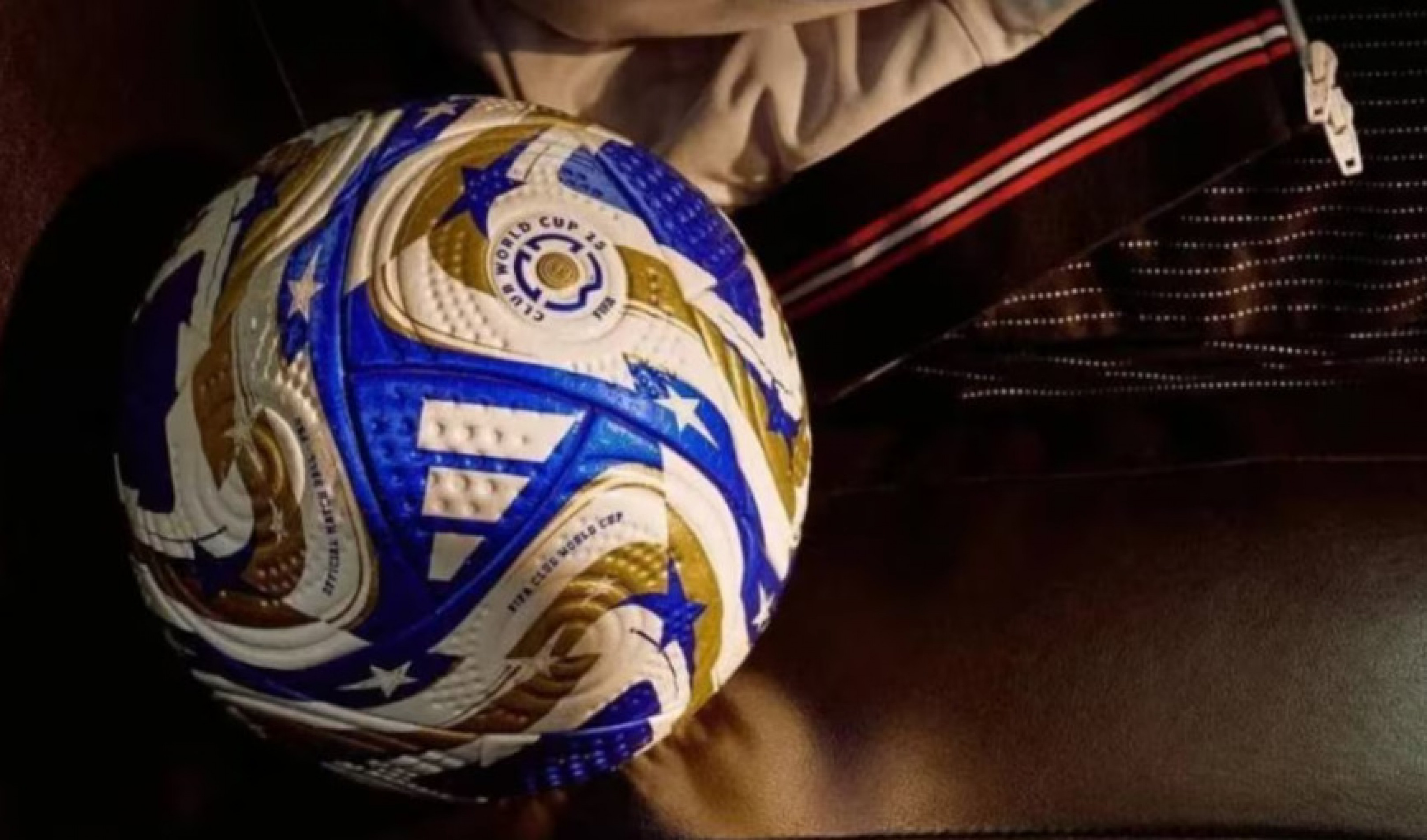 Nova bola que será usada na reta final do Mundial de Clubes.