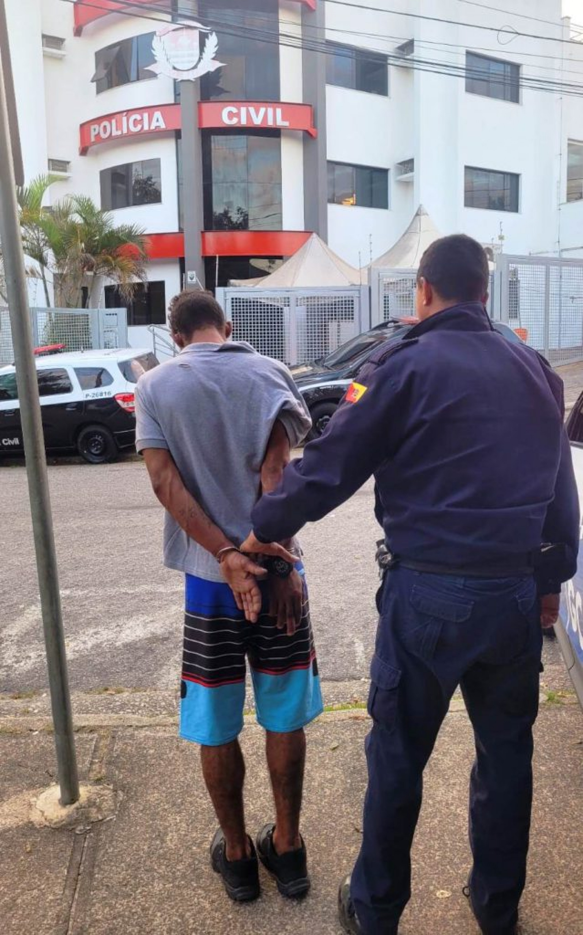 Diante dos fatos, os envolvidos foram conduzidos até a Delegacia de Defesa da Mulher (DDM)