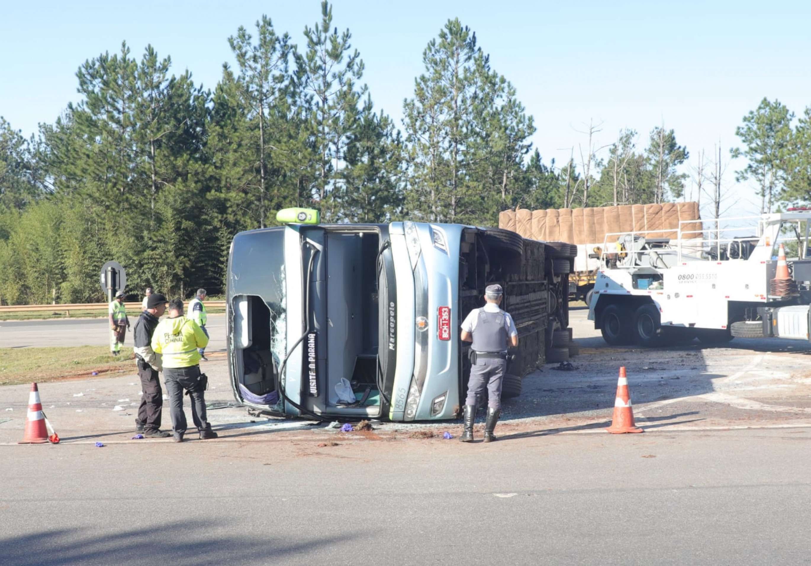 O ônibus tombou no km 177 da rodovia Raposo Tavares