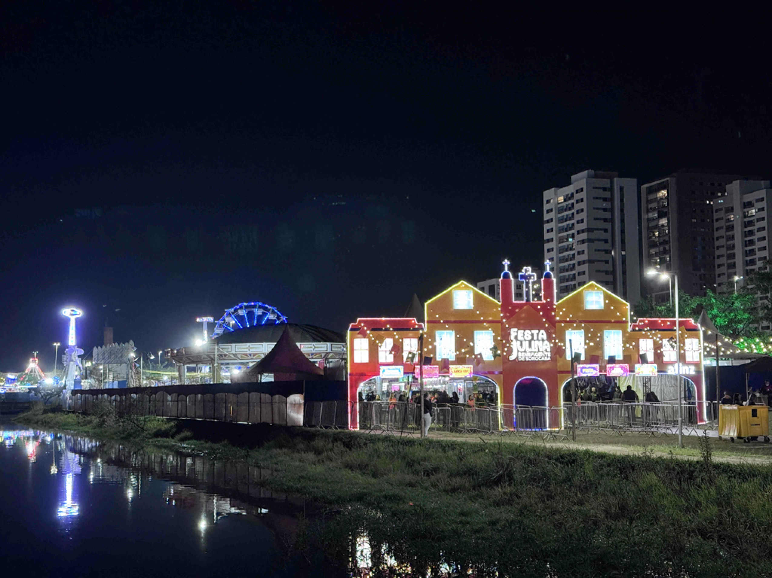 Colorido de todo o recinto chama a atenção do público à distância 
