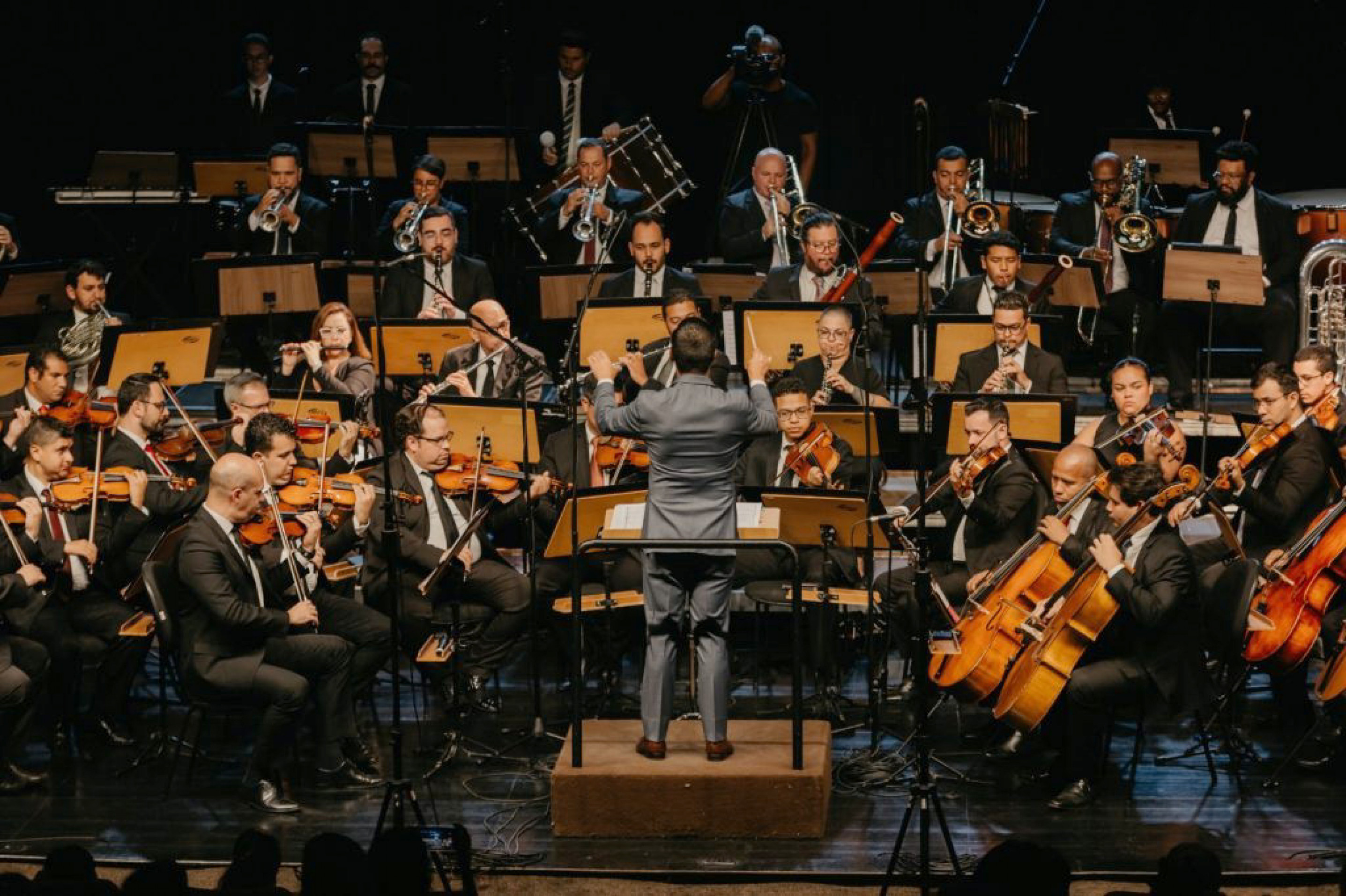 Destaque fica para a Bachianas Brasileiras nº 2, de Villa-Lobos, 
cujo movimento final é o célebre 