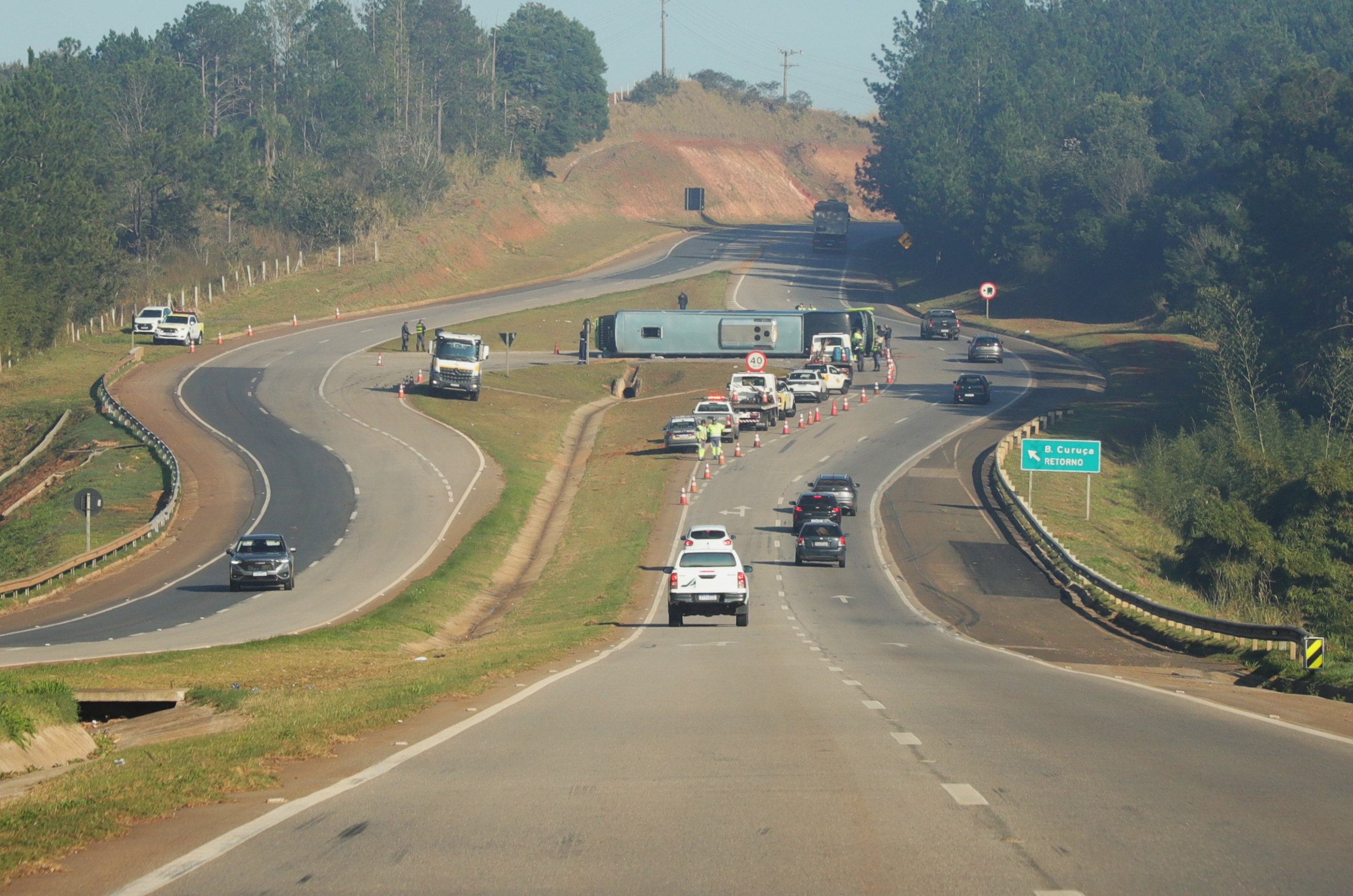 Ônibus tomba em rodovia e deixa 39 pessoas feridas