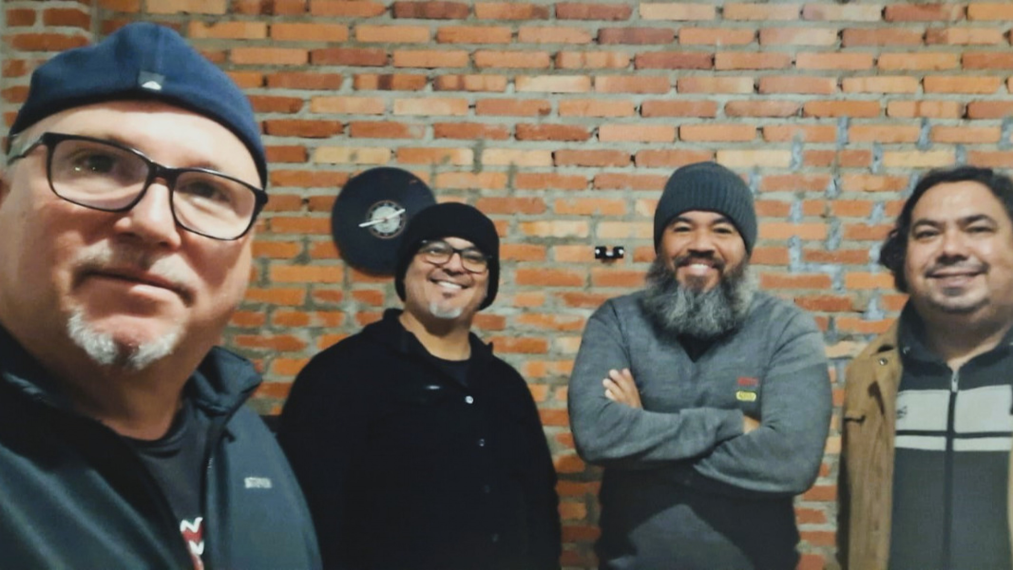 A banda, por meio de suas letras e ritmos, aborda os principais desafios do mundo contemporâneo