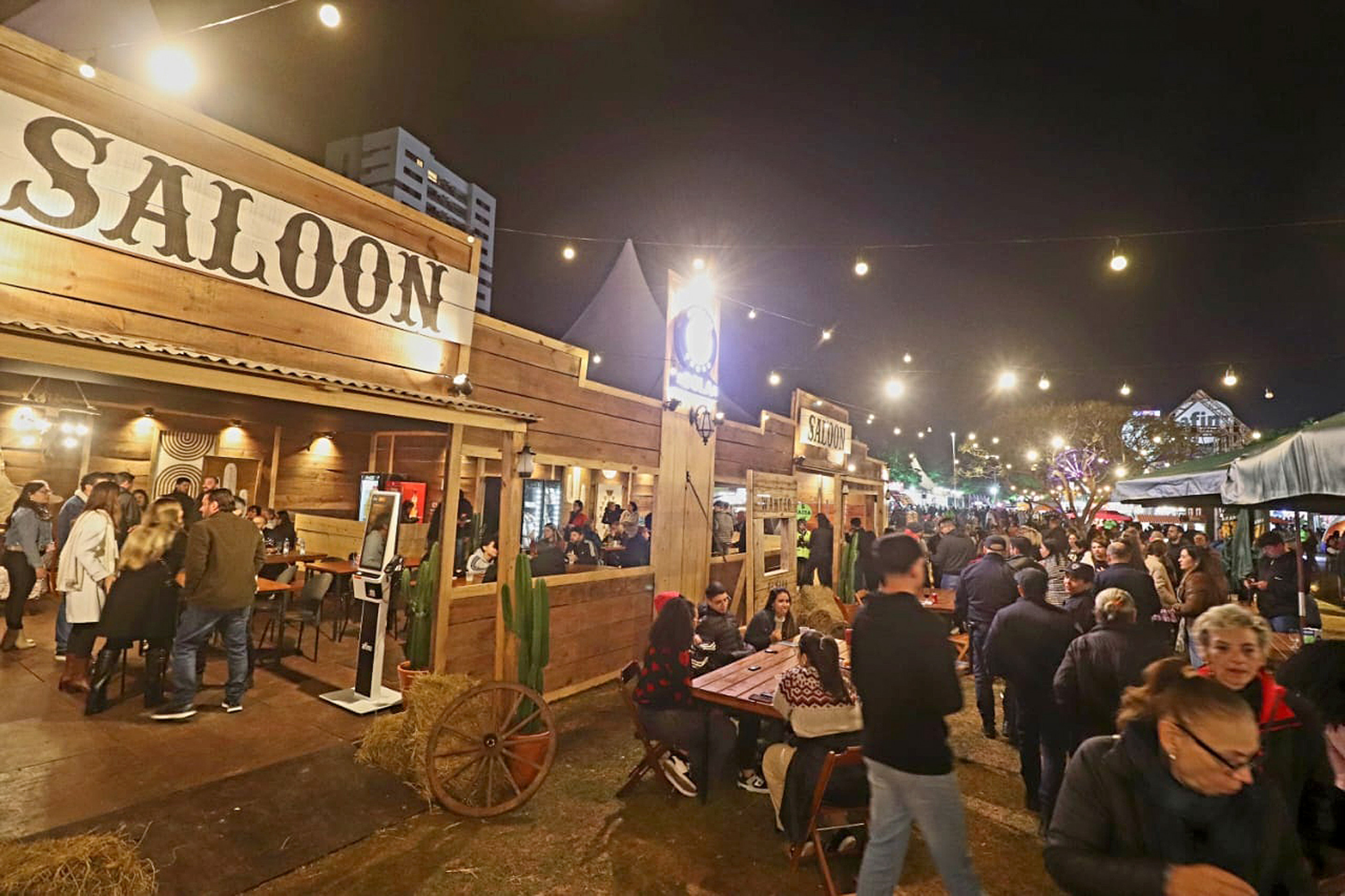 Já no dia de abertura da festa, público compareceu e prestigiou as atrações do recinto
