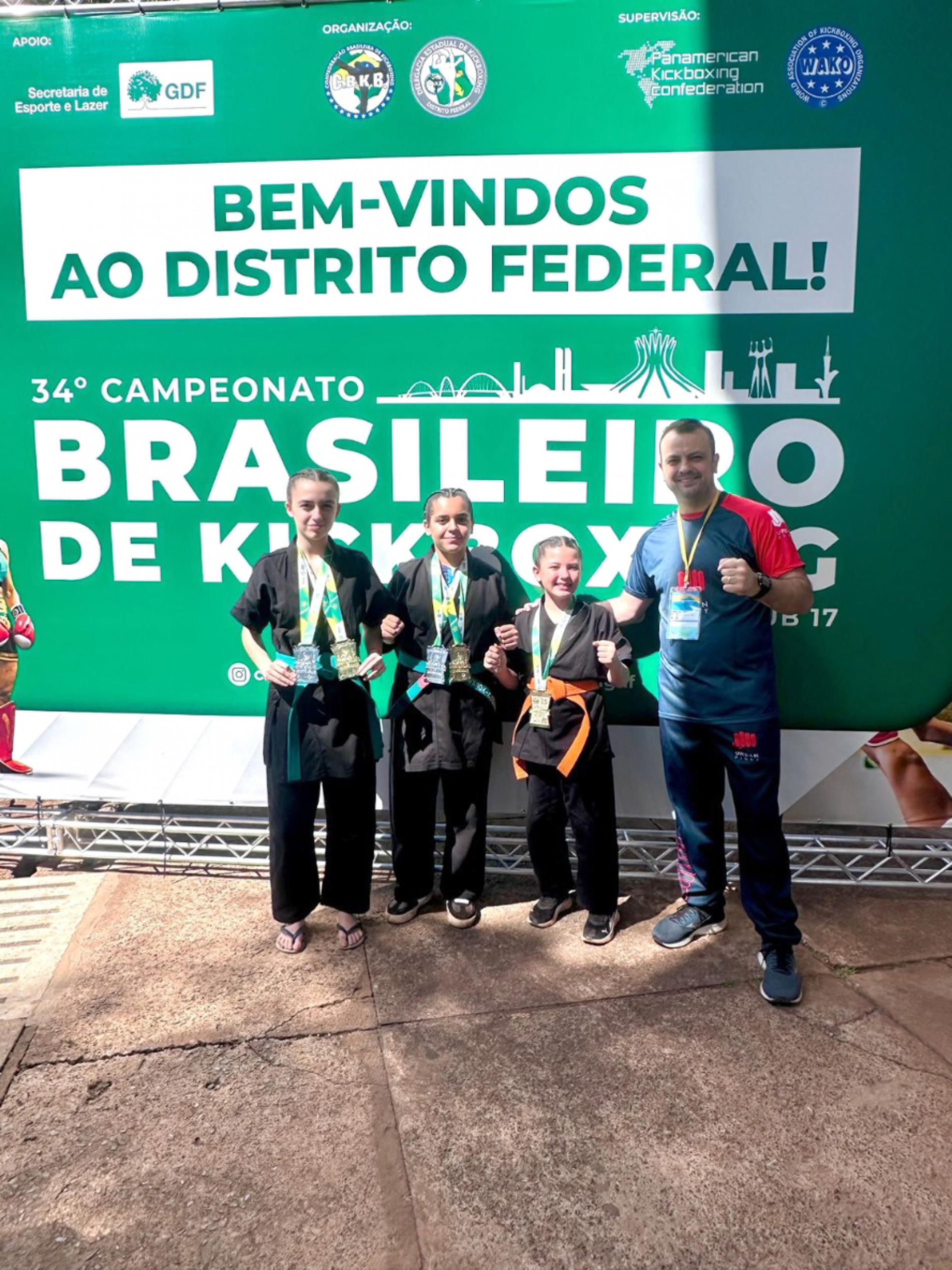 Professor Márcio Augusto Lopes com as meninas que estiveram no Distrito Federal: fazendo história