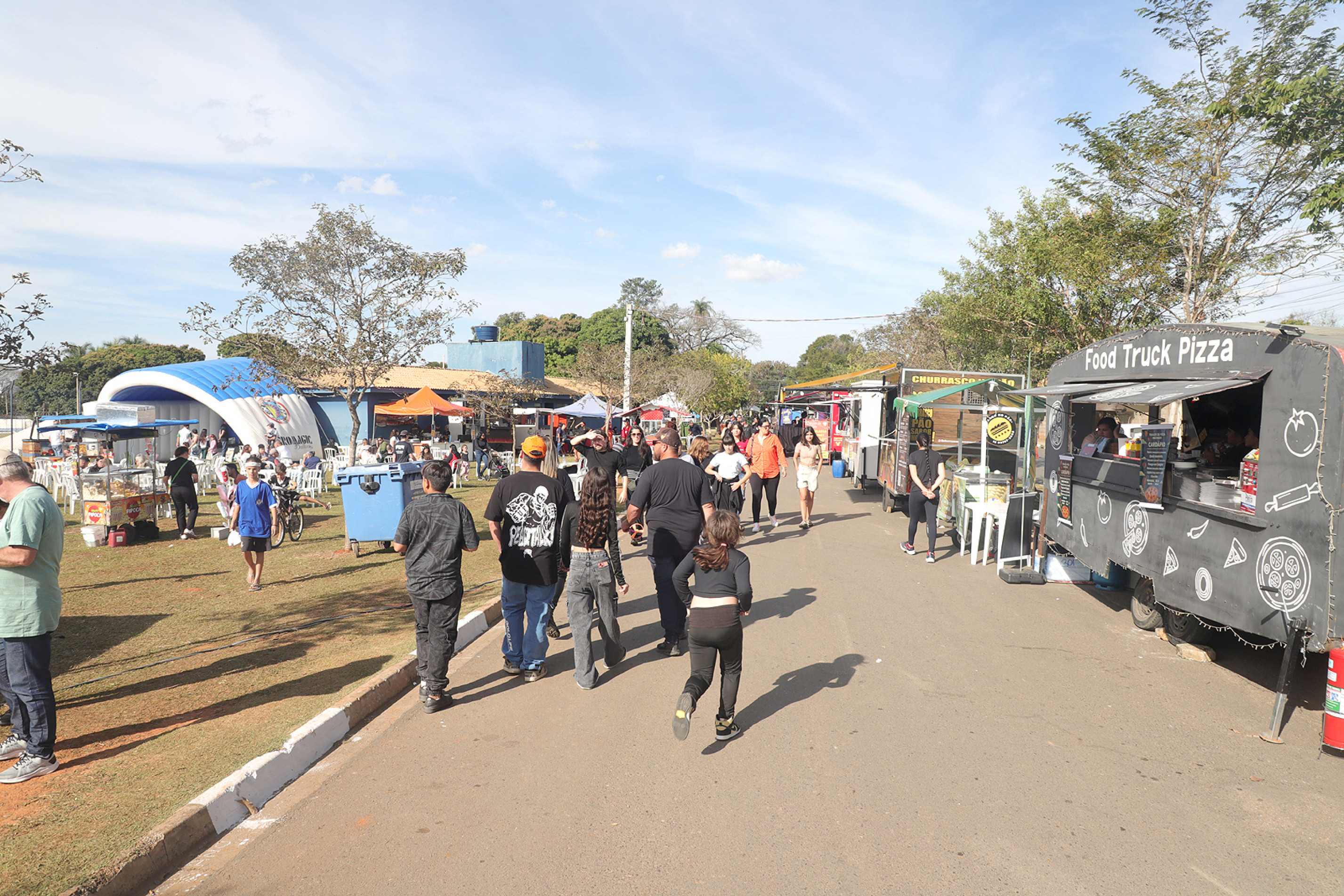 Público conta com diversas opções de comércio durante as programações
