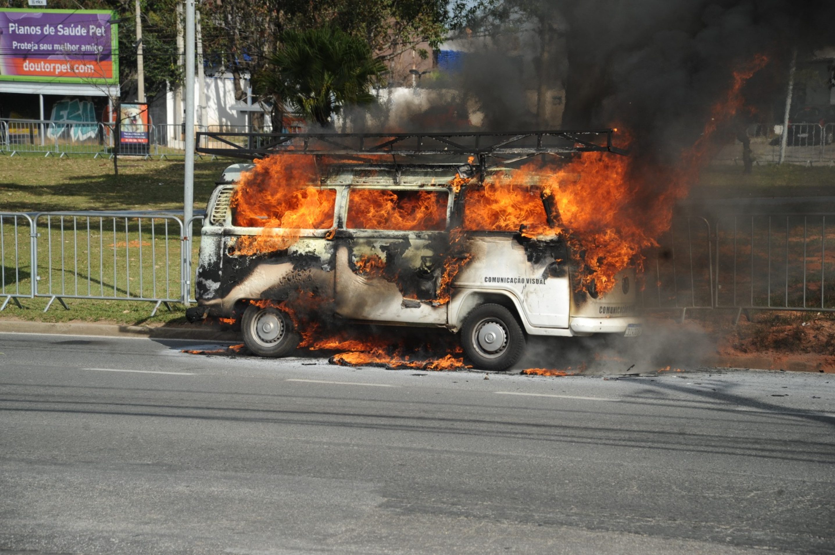 O condutor relatou ter ouvido um barulho de explosão antes de descer do veículo, que logo em seguida foi tomado pelo fogo