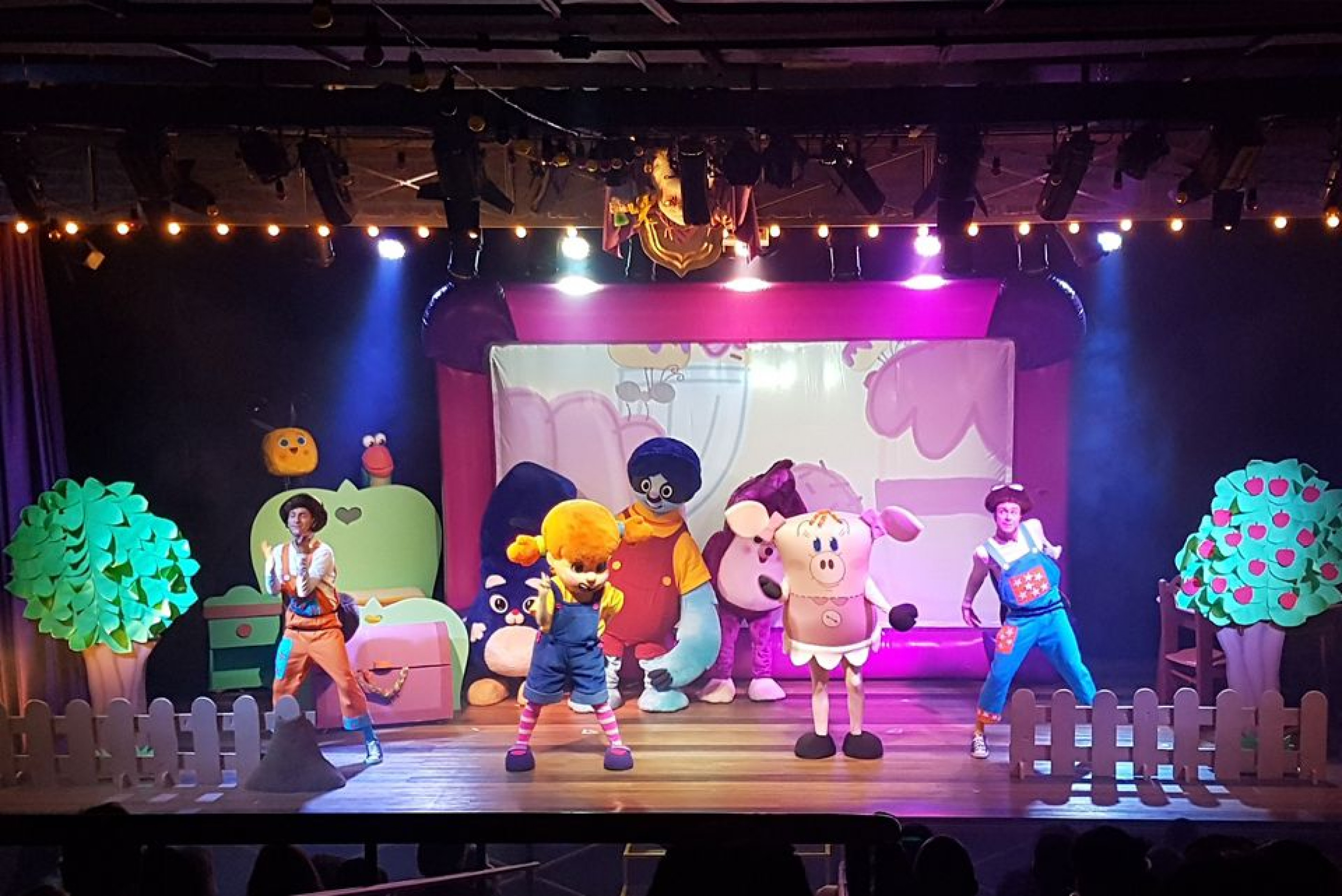 A peça traz mensagens educativas sobre amor e família