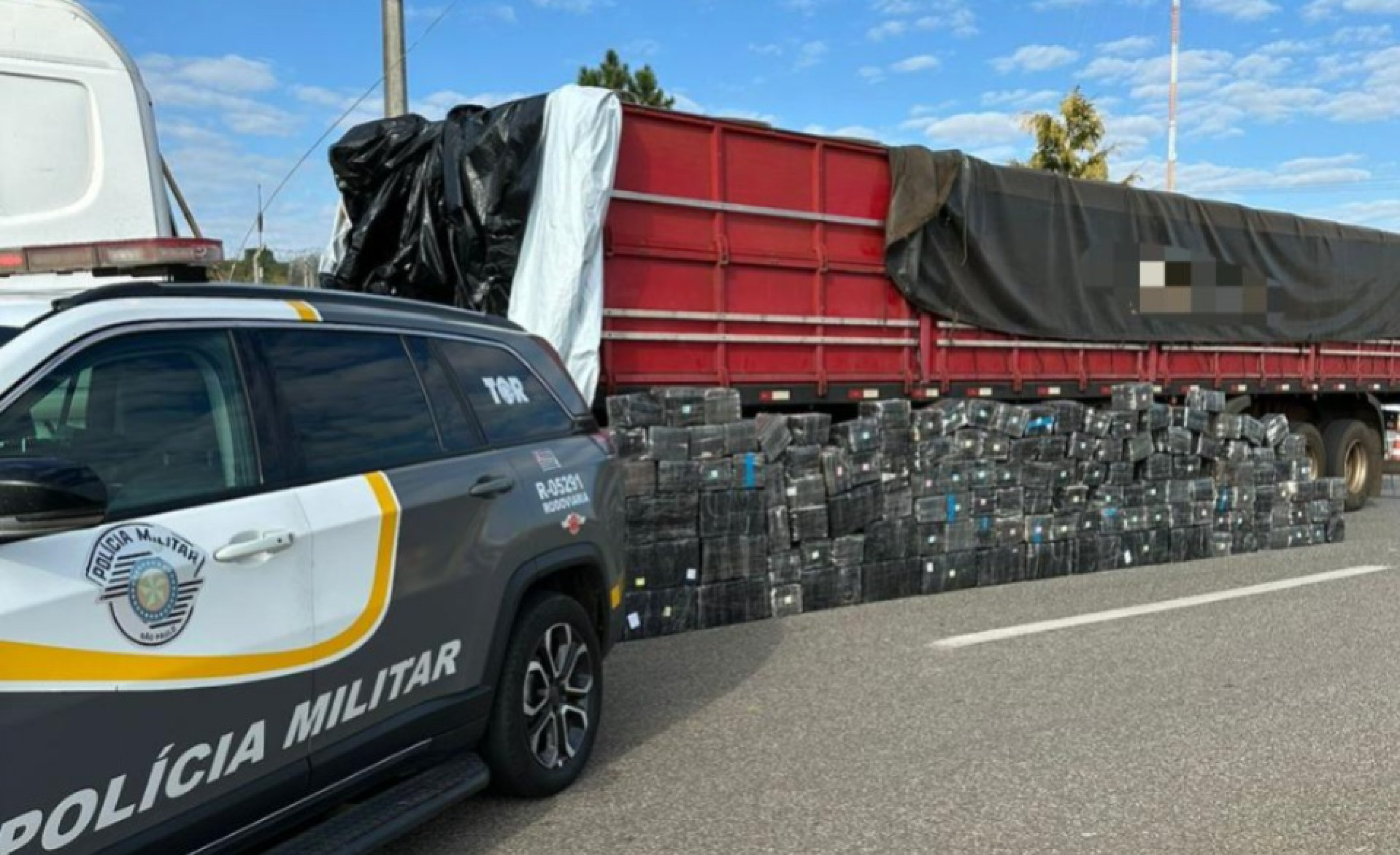  A droga estava escondida no compartimento de carga de uma carreta e foi apreendida