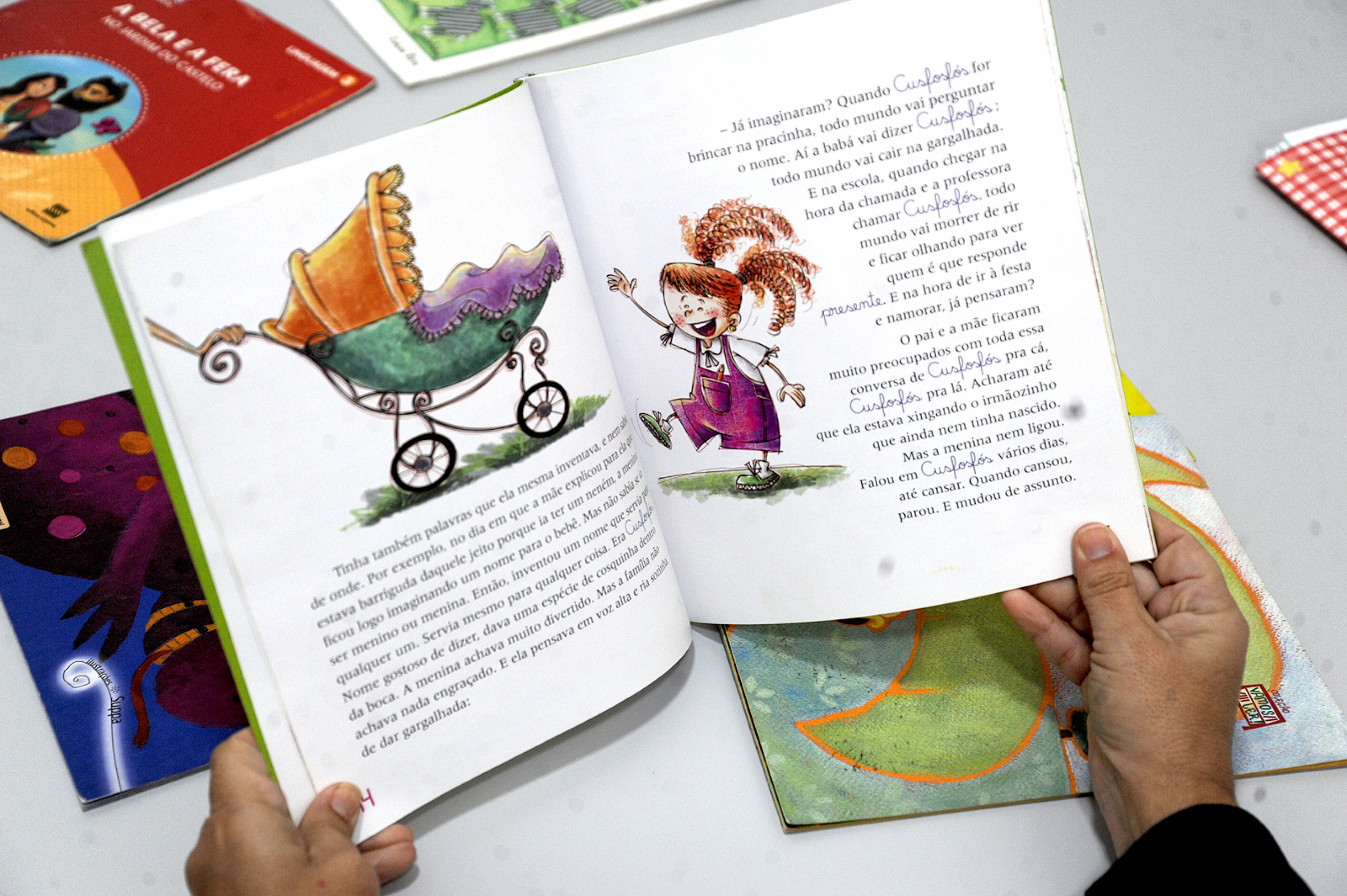 Leitura nas férias é uma oportunidade de explorar mundos imaginários, conhecer personagens marcantes e viver aventuras, tudo isso sem sair do lugar
