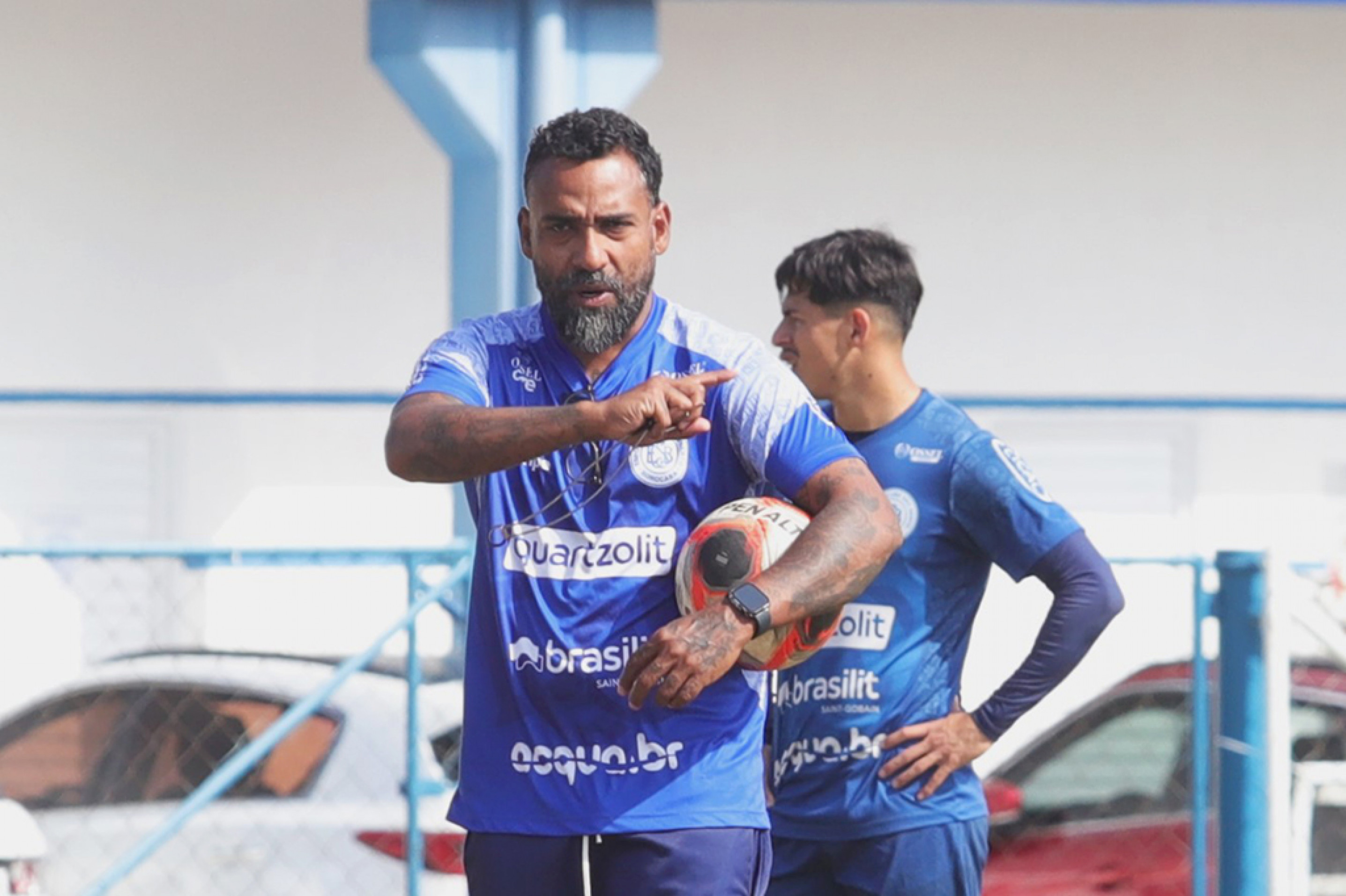 Técnico Dyego Coelho durante treinamento no CT Humberto Reale: vai mexer no time
