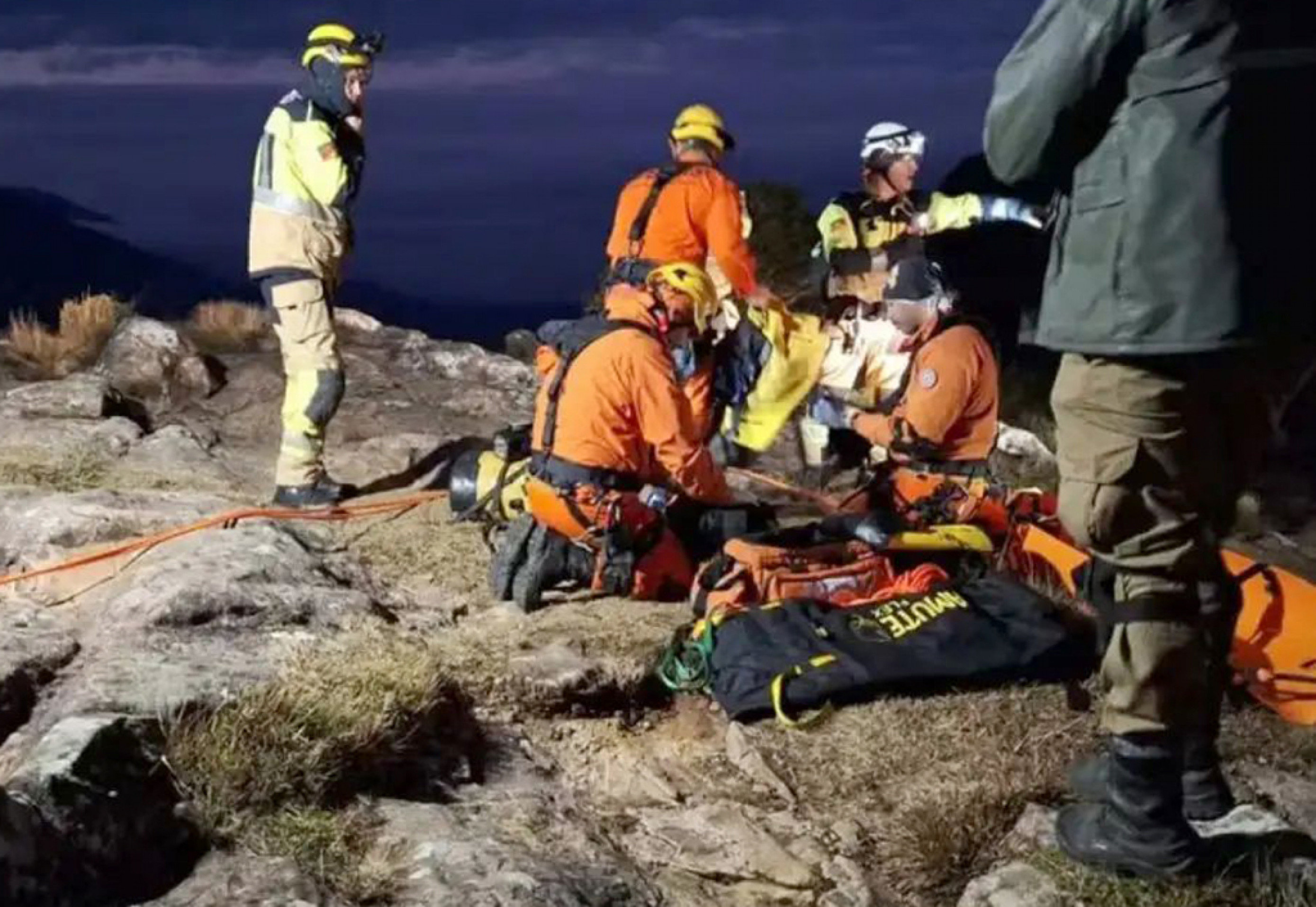 Equipe usou rapel para resgatar o corpo
