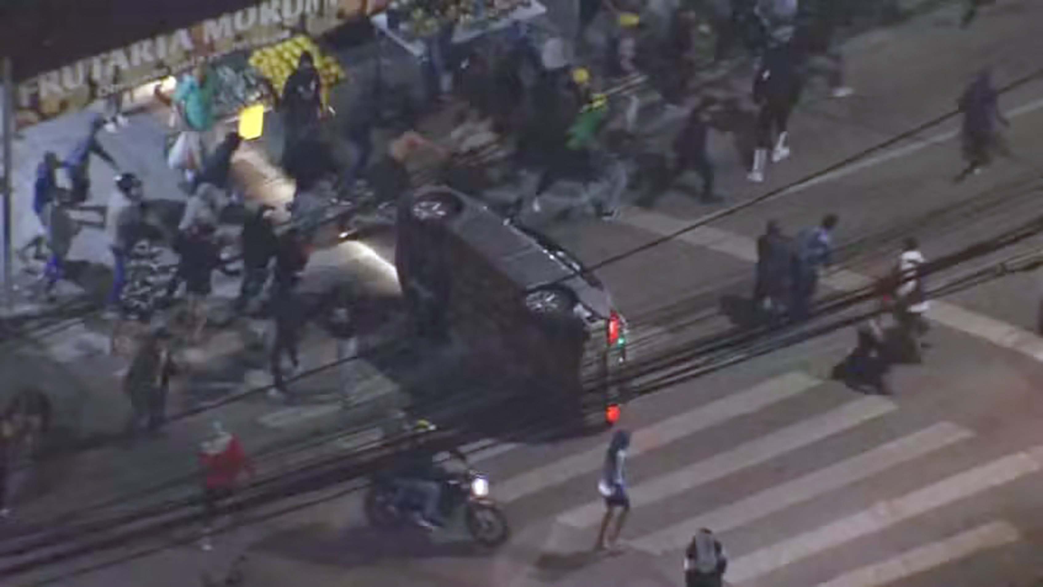 Carros foram tombados e danificados em meio aos protestos 
