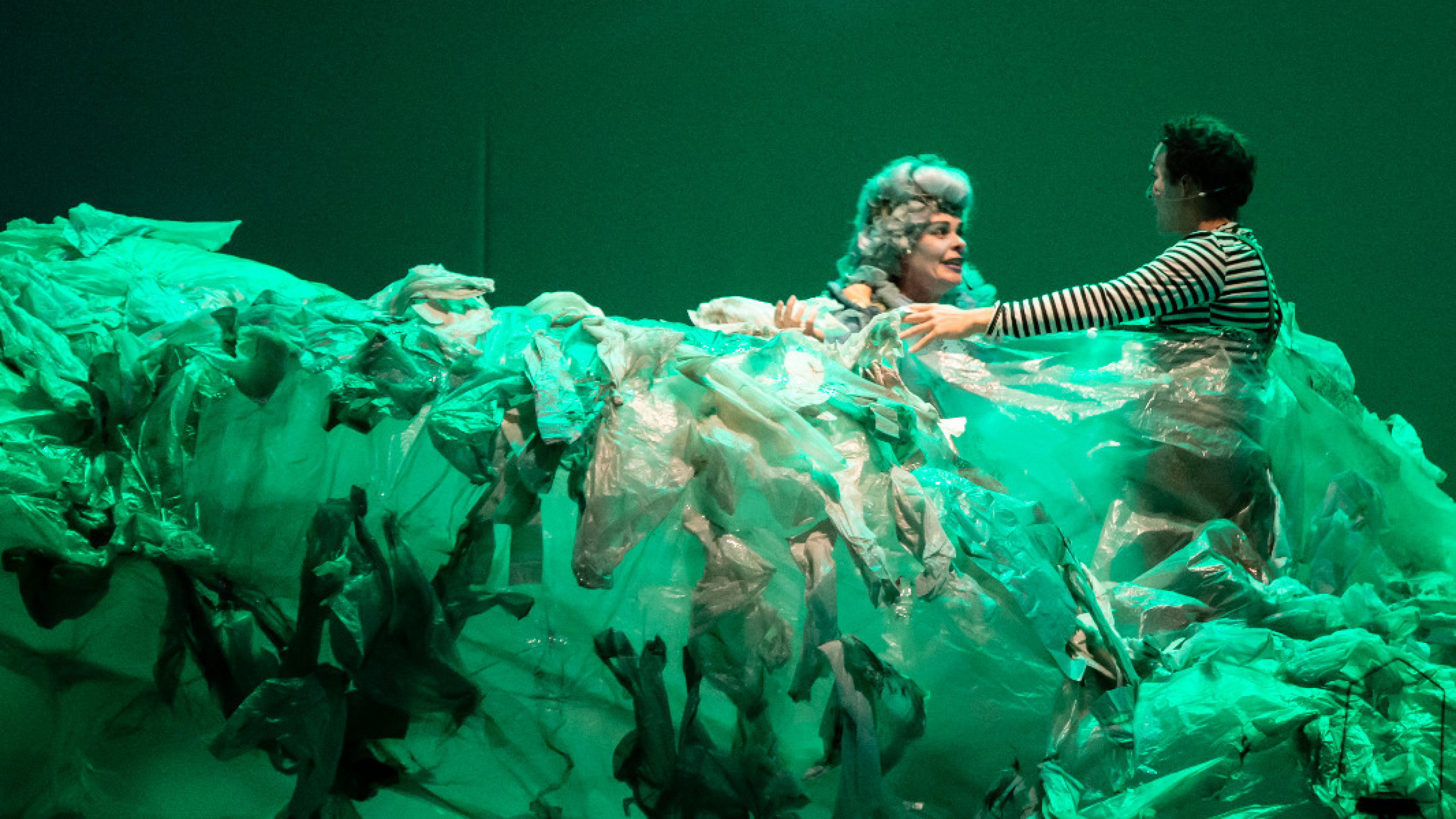 A peça explora memórias antigas de perguntas inquietantes e preocupação com o futuro