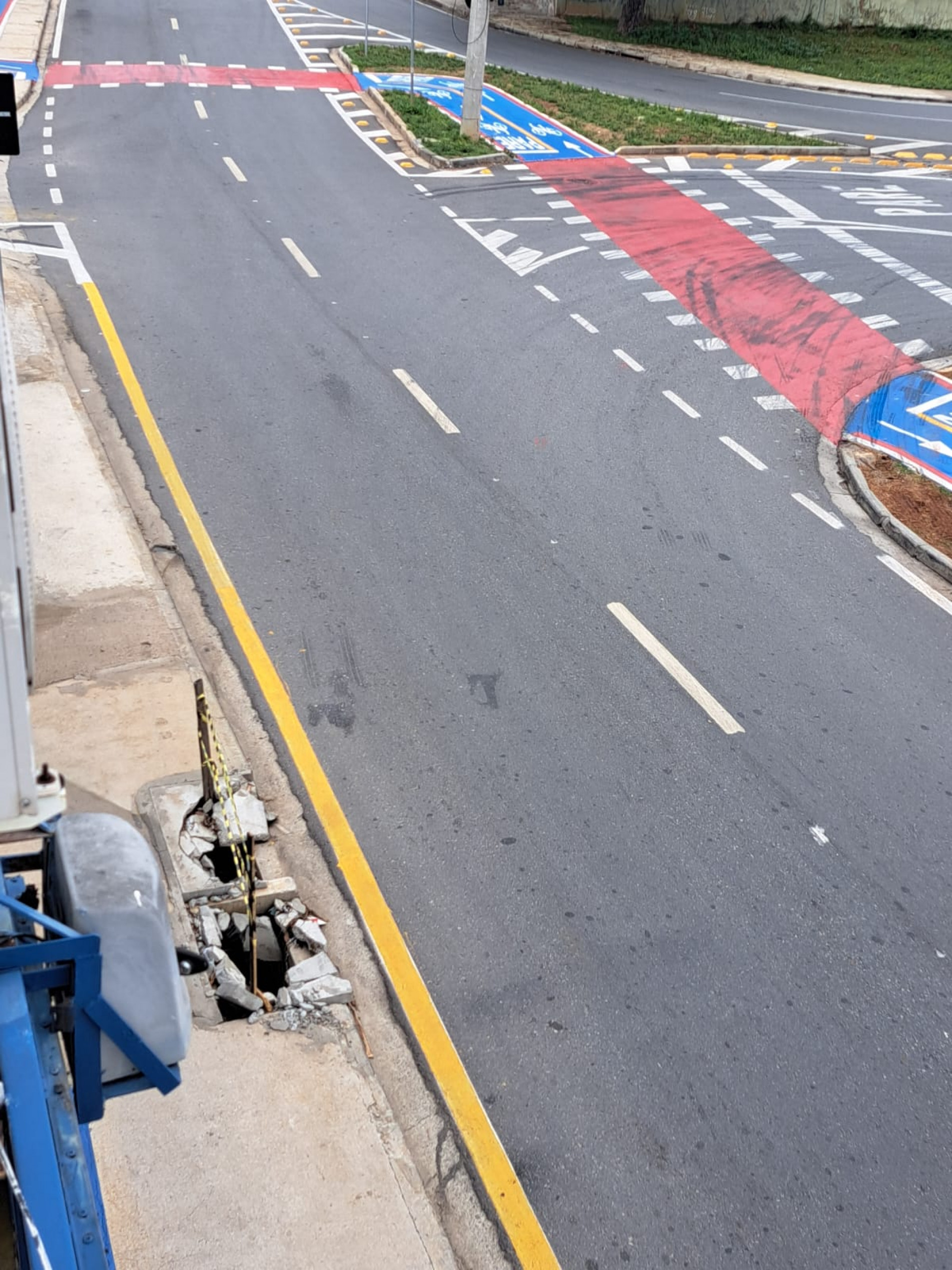 Os veículos passam rente ao comércio