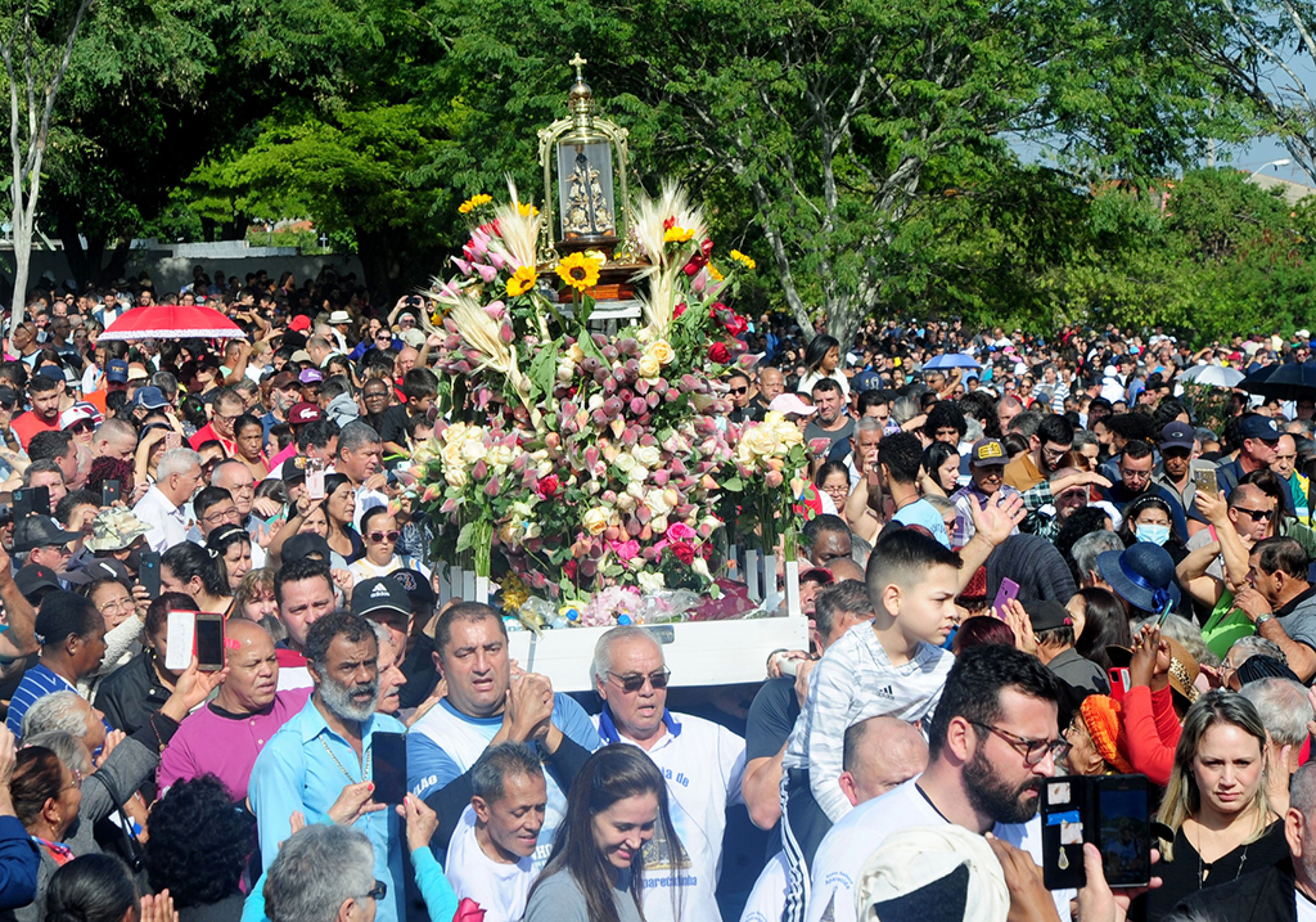 Fiéis durante a romaria em 2024, tradição que se repete neste domingo em Sorocaba
