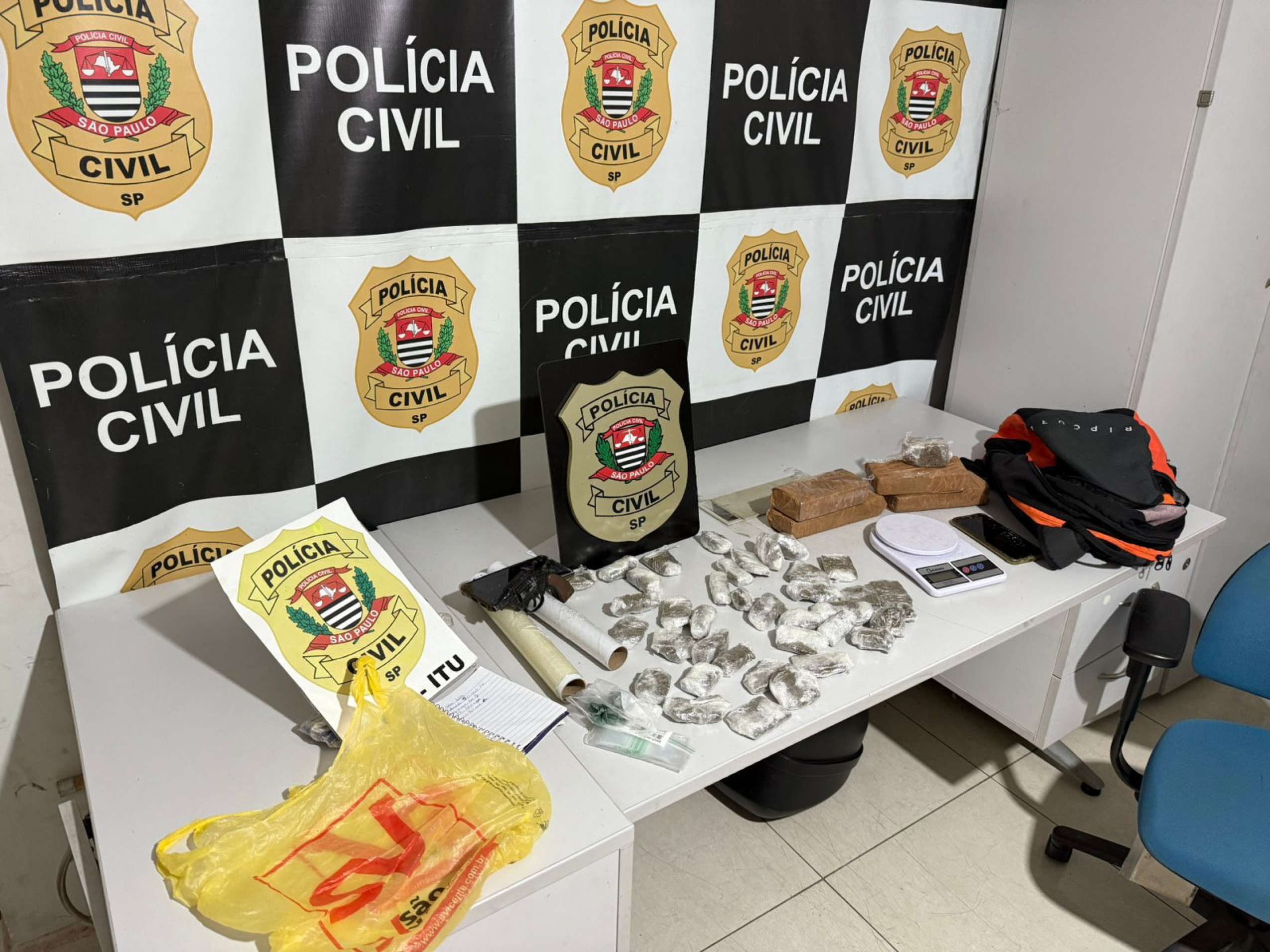 Além das drogas, uma balança de precisão e um simulacro de arma de fogo tipo revólver também foram apreendidos. 