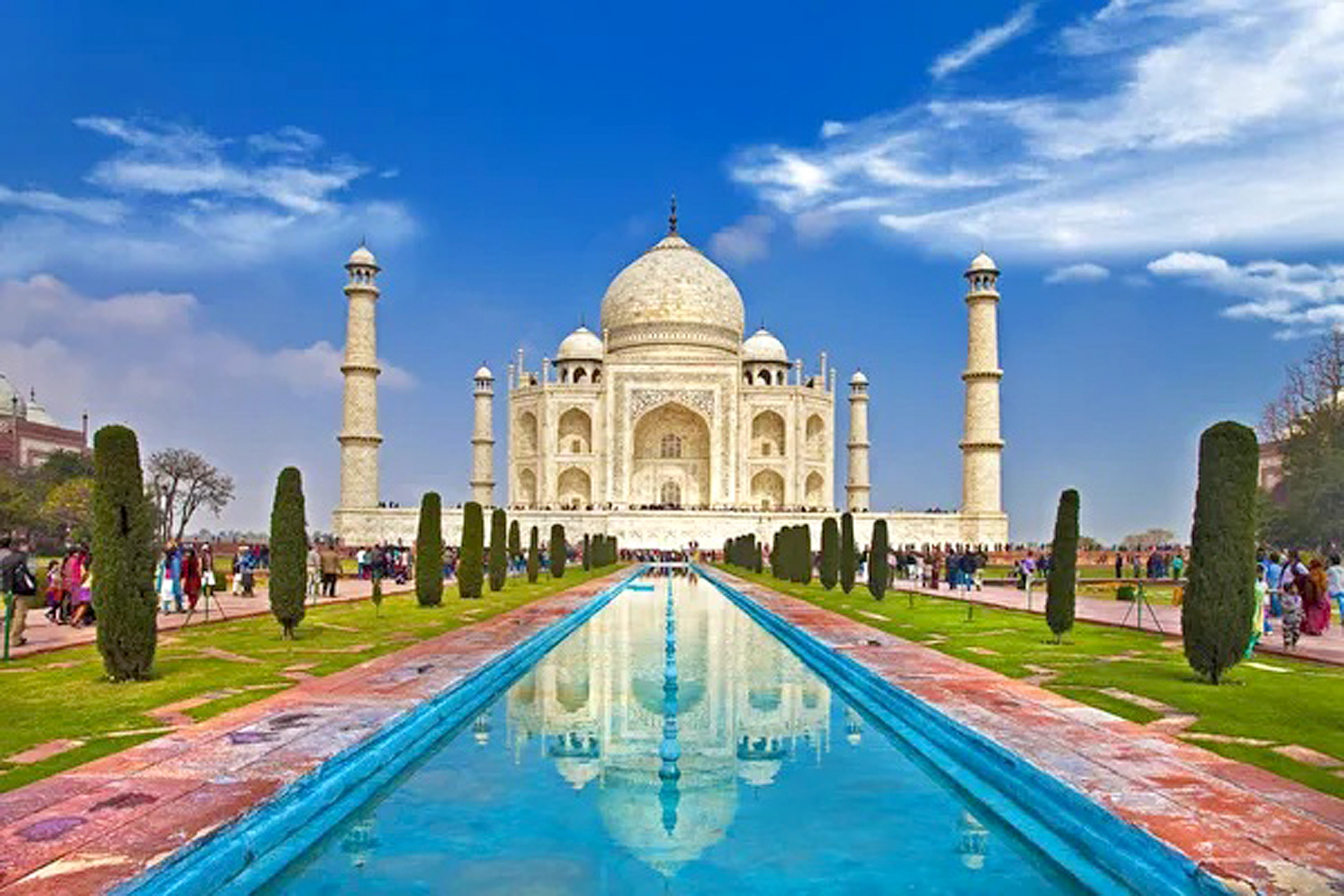 Parece um castelo mágico, mas é o Taj Mahal, um palácio feito de mármore branco, construído por amor. Um dos cartões-postais mais incríveis do mundo!
