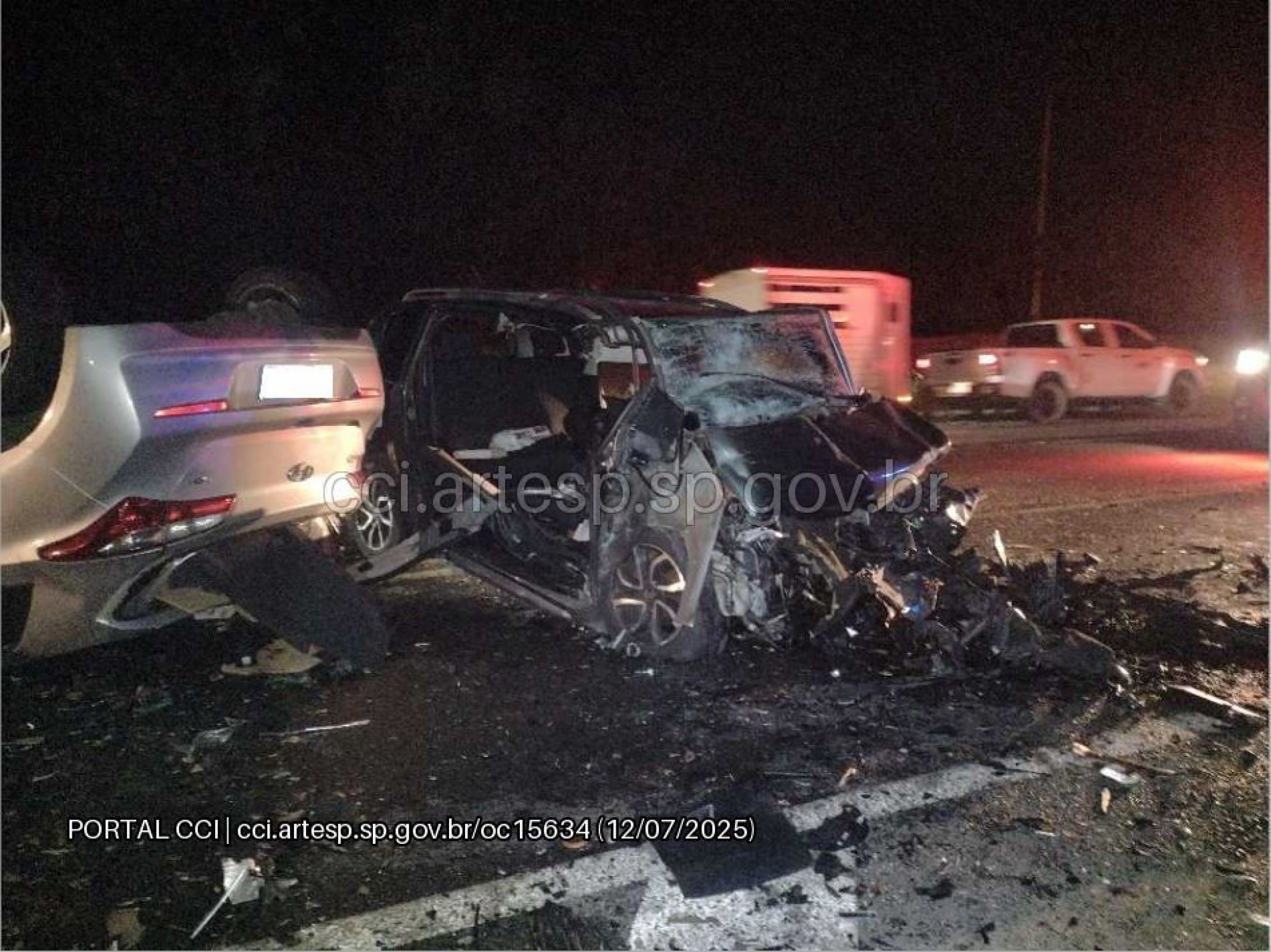 Um dos veículos capotou na pista