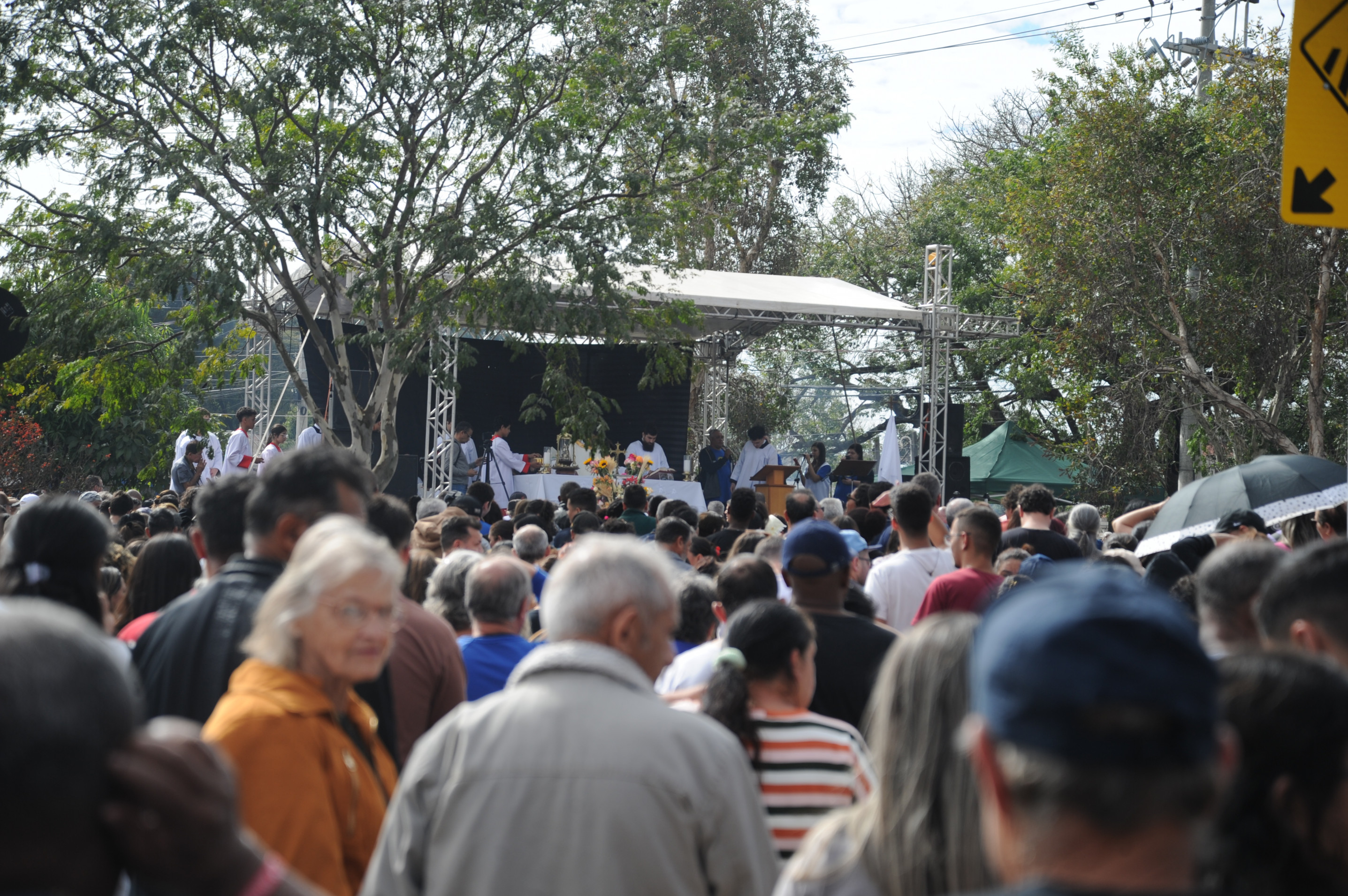Uma missa campal foi realizada às 11h