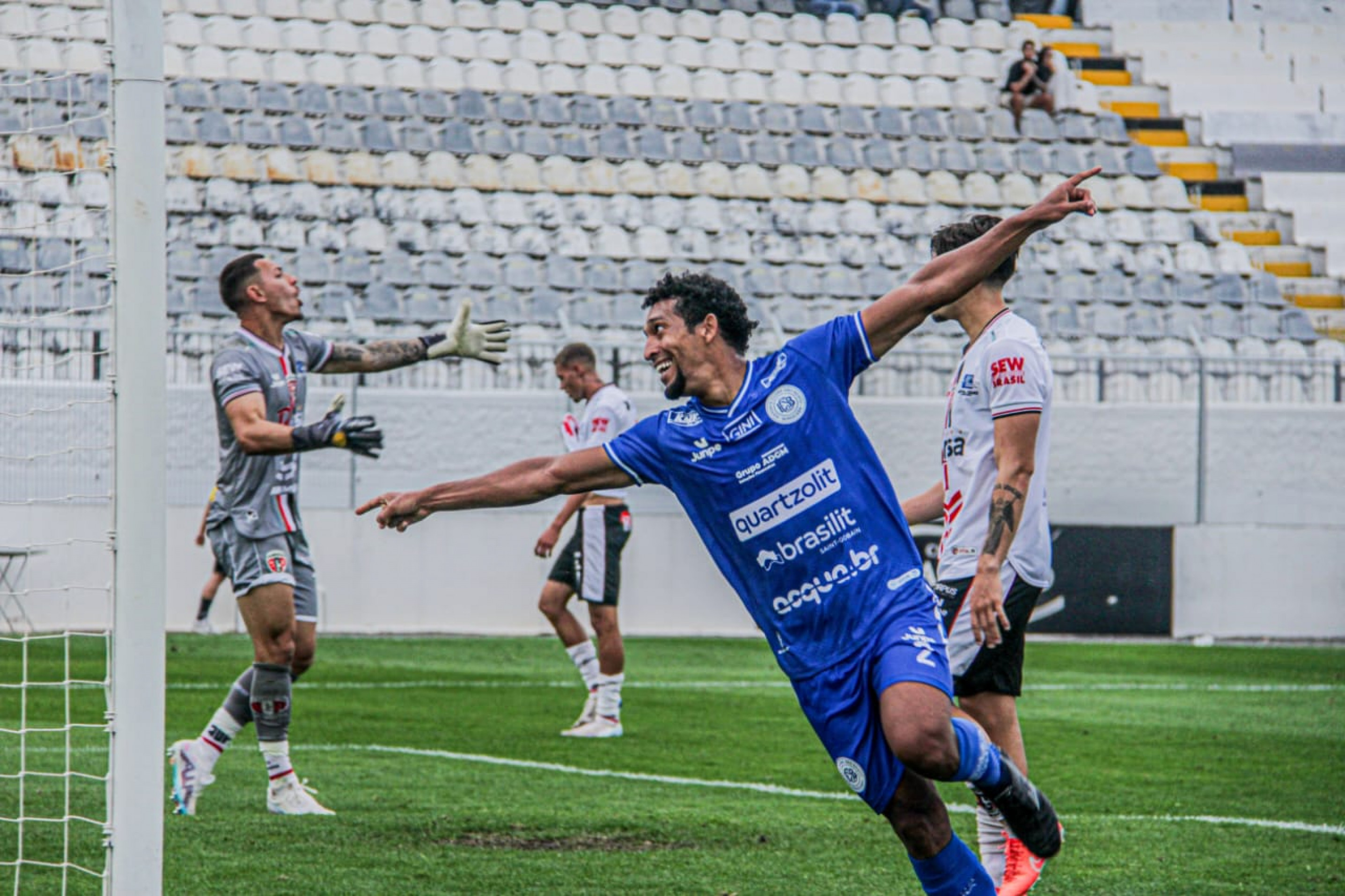 Azulão quem abriu o placar