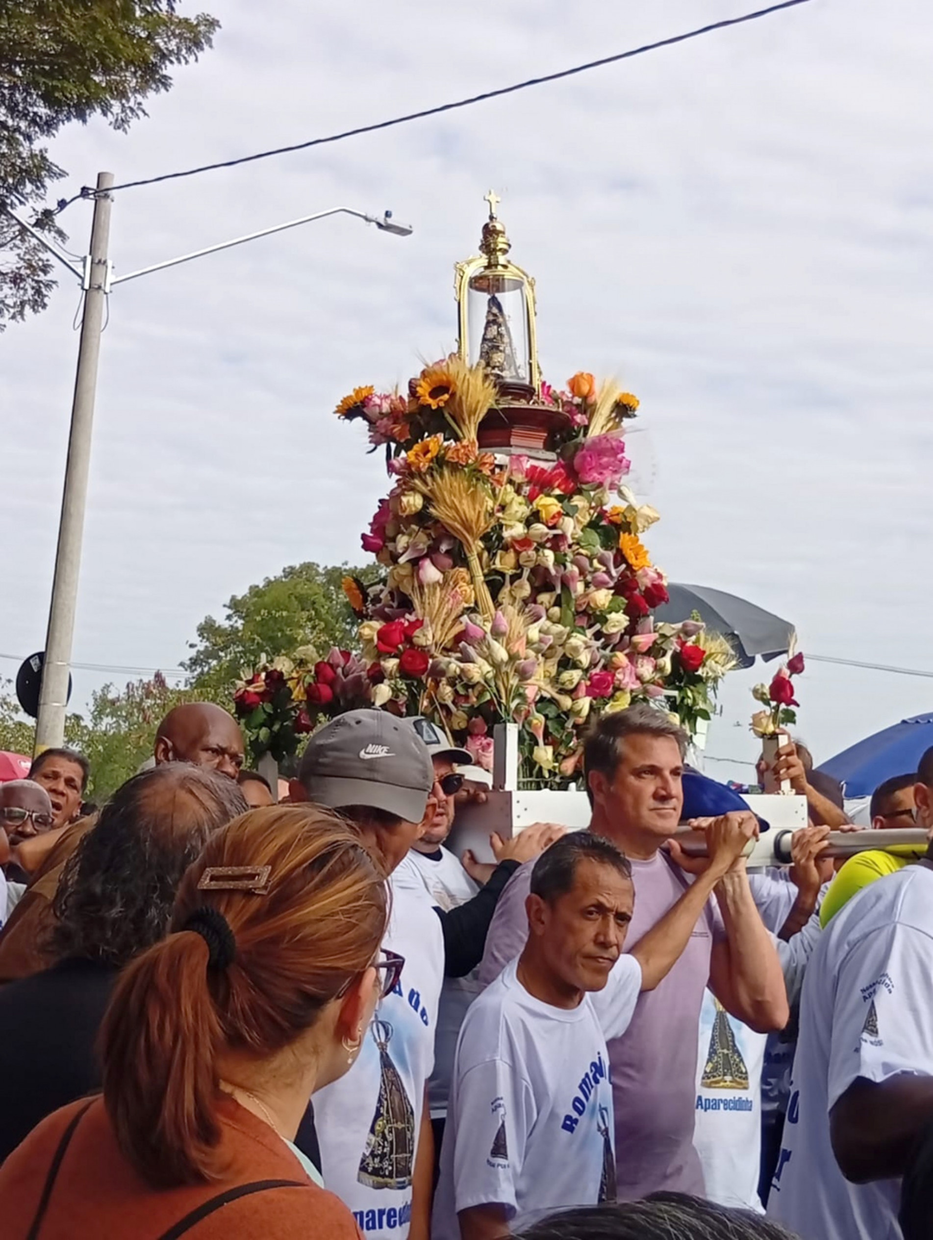 Imagem da santa foi conduzida em andor até Aparecidinha