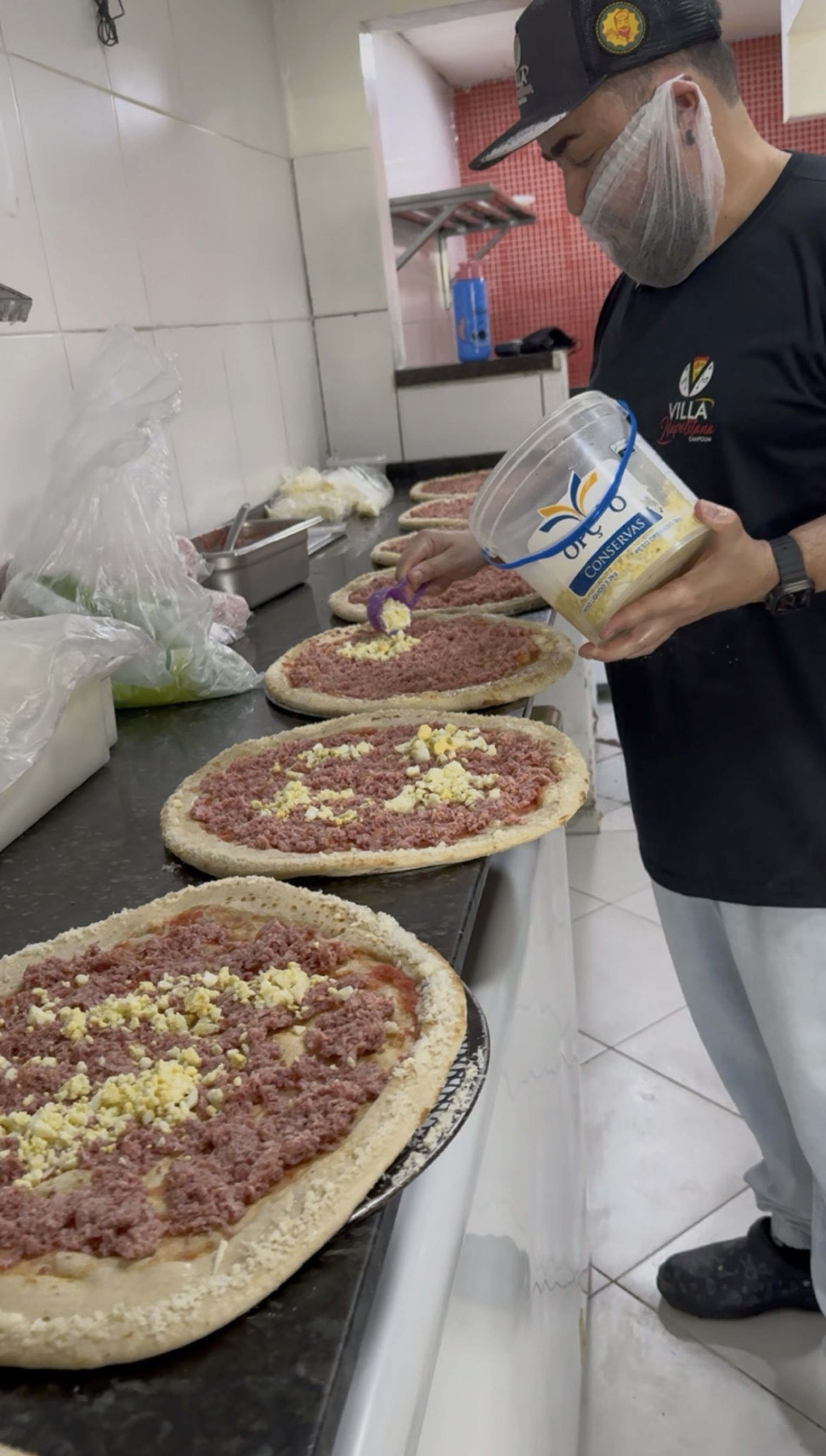 Mais de 130 fatias foram oferecidas por meio de uma ação social