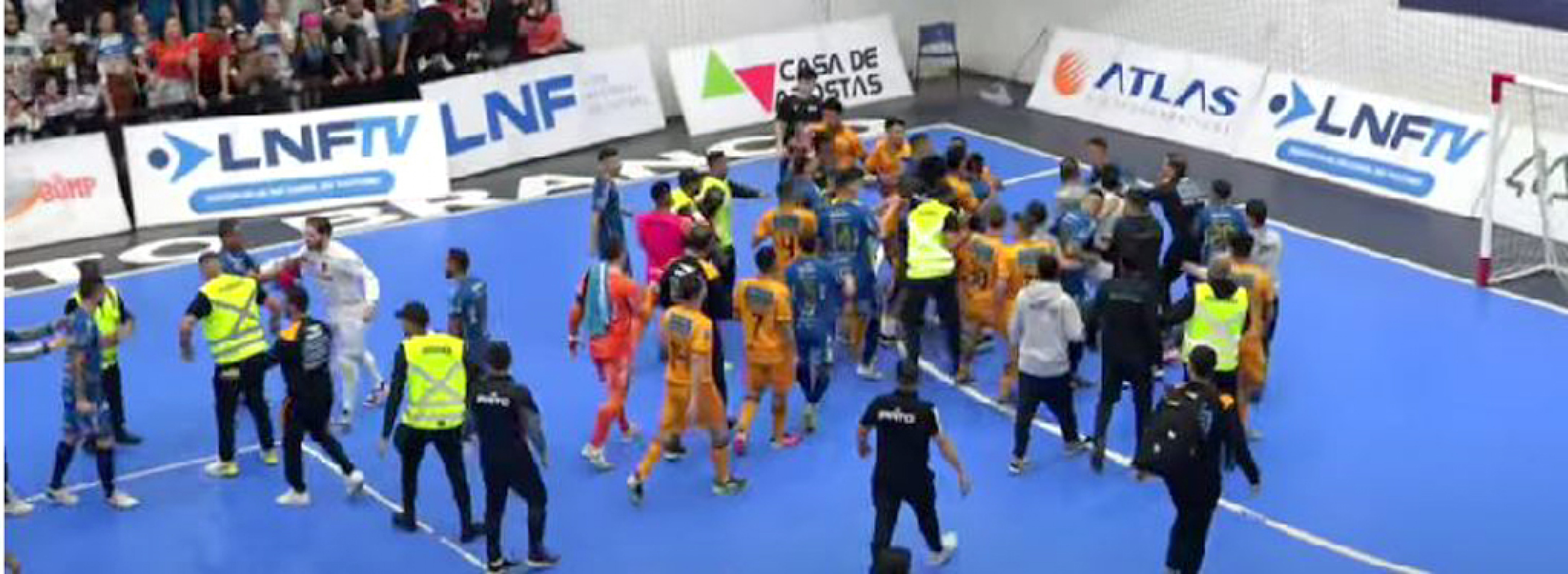 Confusão entre jogadores, polícia e segurança ganha a quadra
